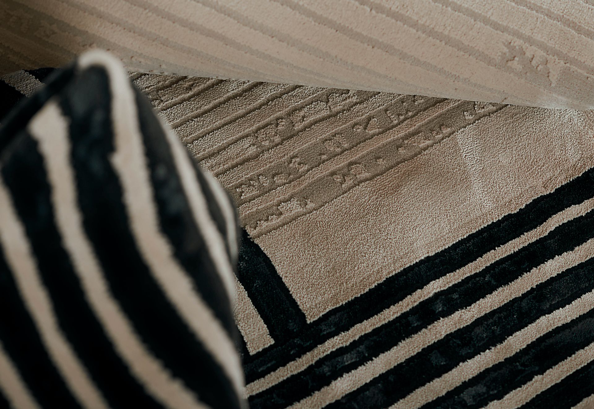 Mayzon Off-White 5'3 x 7'6 Rug - Image 5