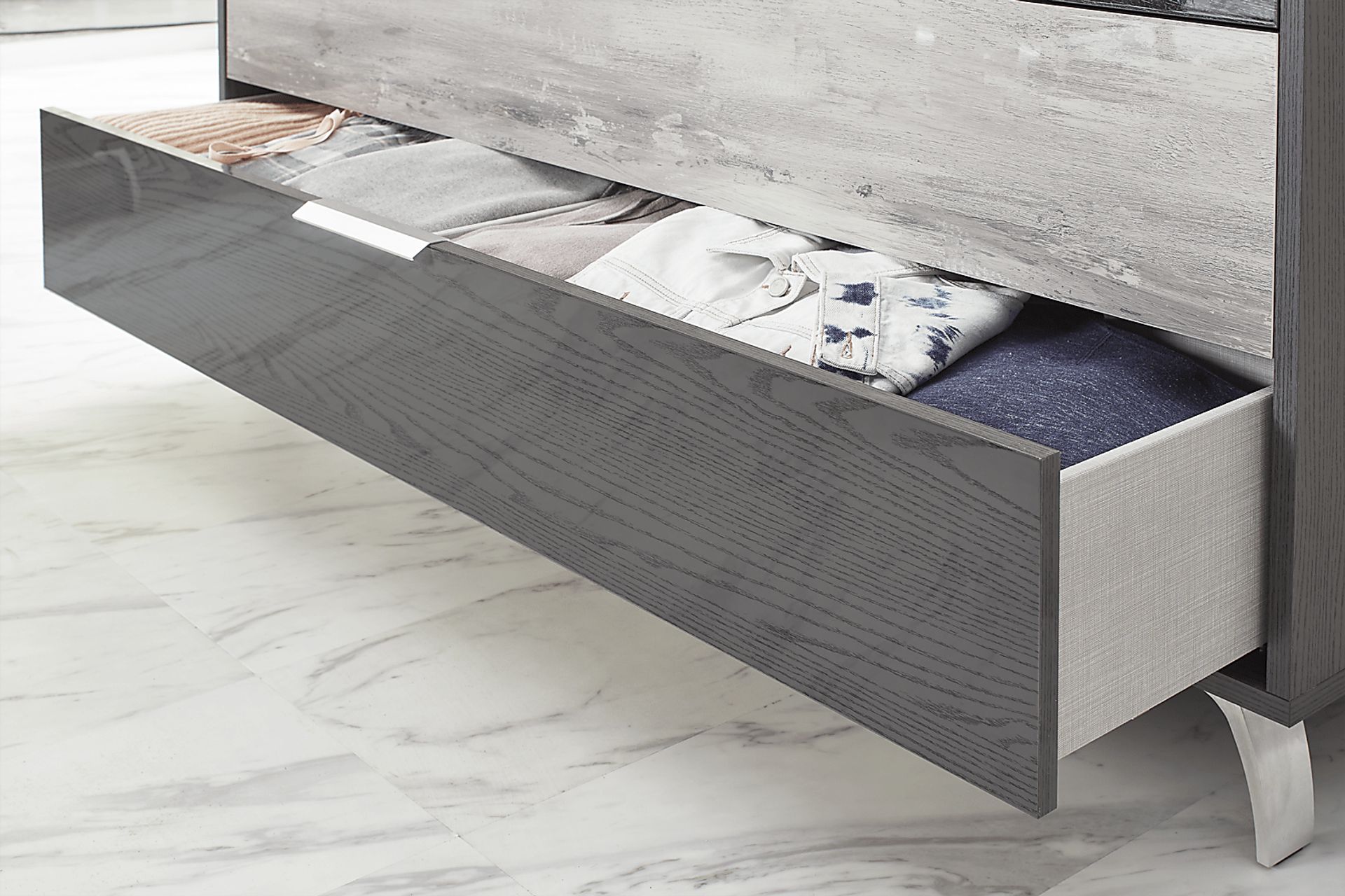 Montella Manor Gray Dresser - Image 3