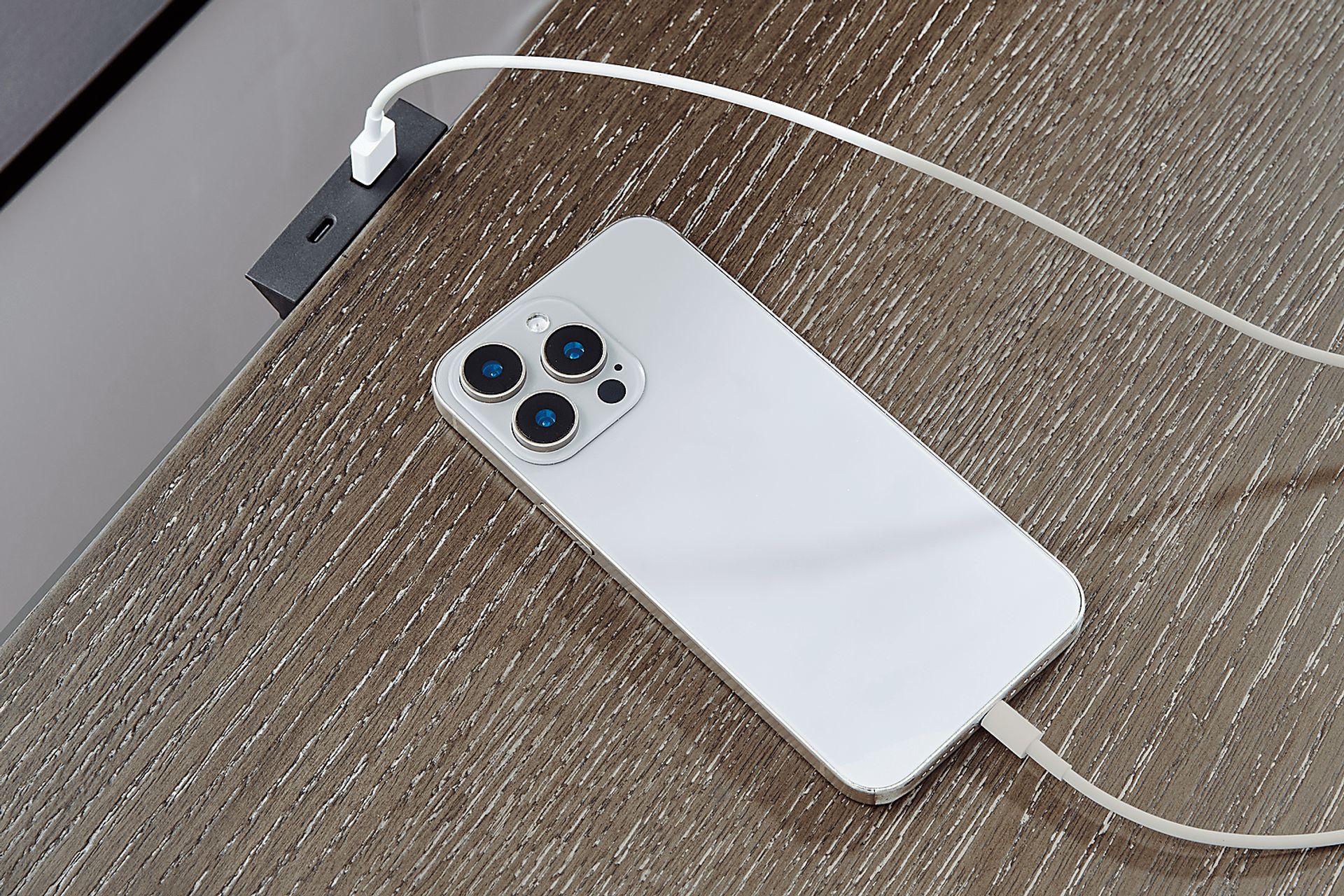 Moreno Brown 5 Pc Queen Upholstered Bedroom - Image 11