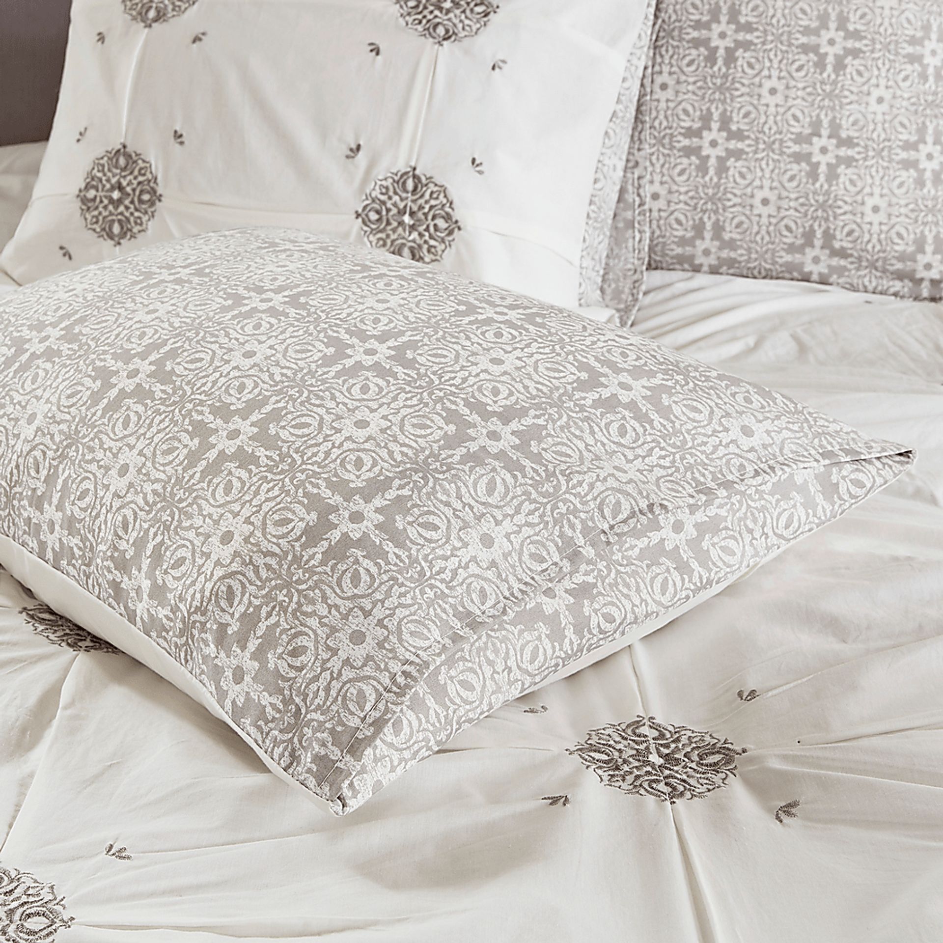 Nasworthy Ivory 6 Pc Full/Queen Comforter Set - Image 13