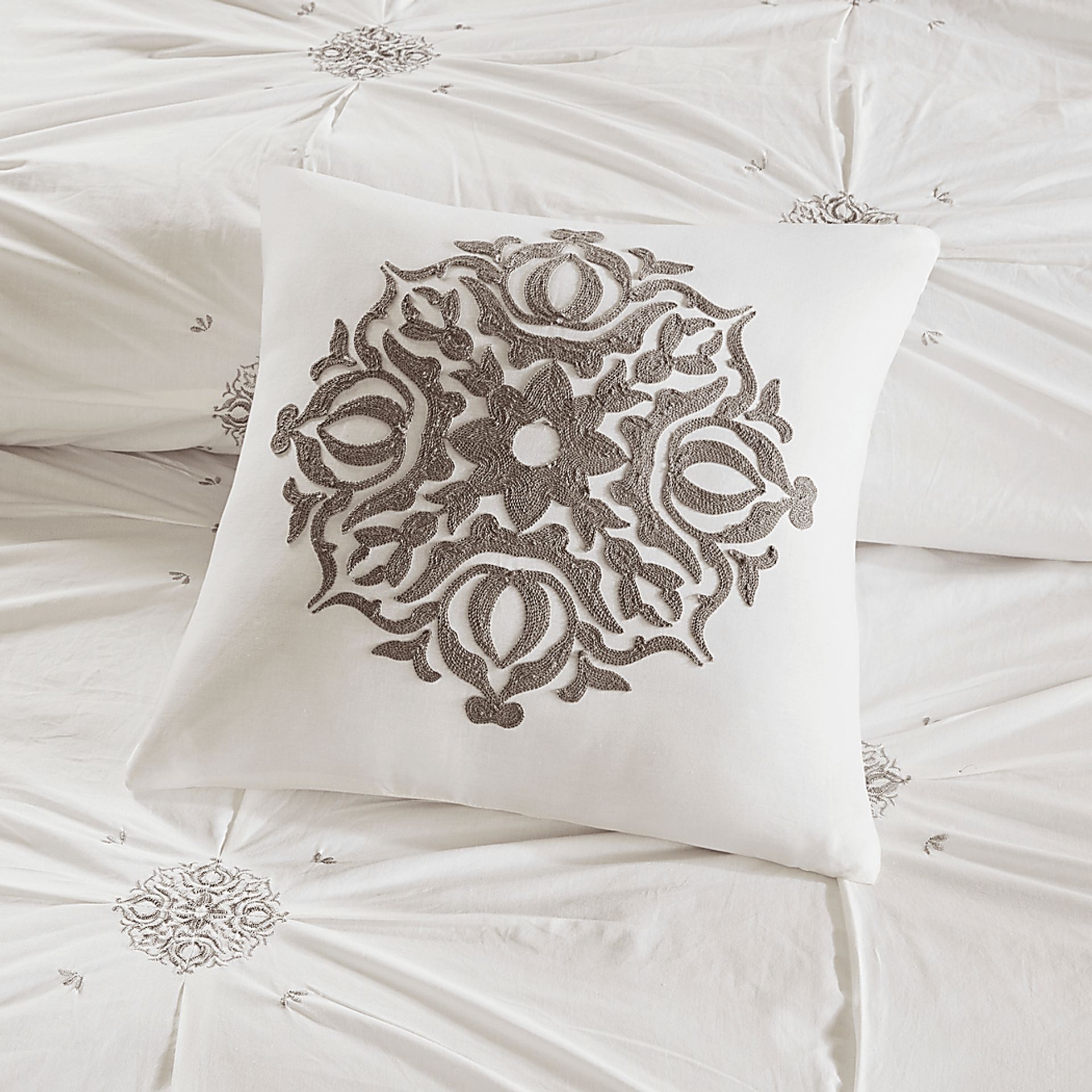 Nasworthy Ivory 6 Pc Full/Queen Comforter Set - Image 15