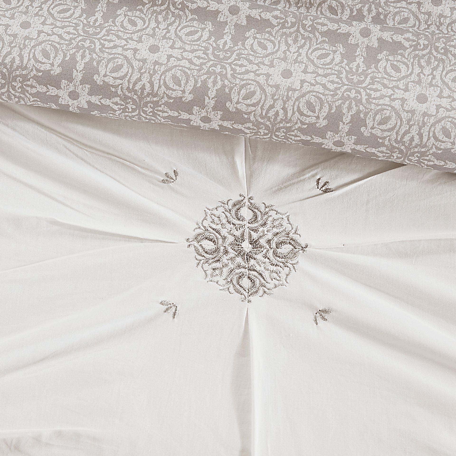 Nasworthy Ivory 6 Pc Full/Queen Comforter Set - Image 16