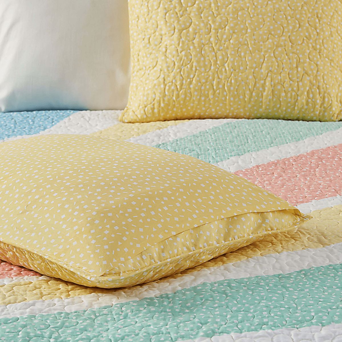 Nessel Yellow Twin Quilt Set | Rooms to Go