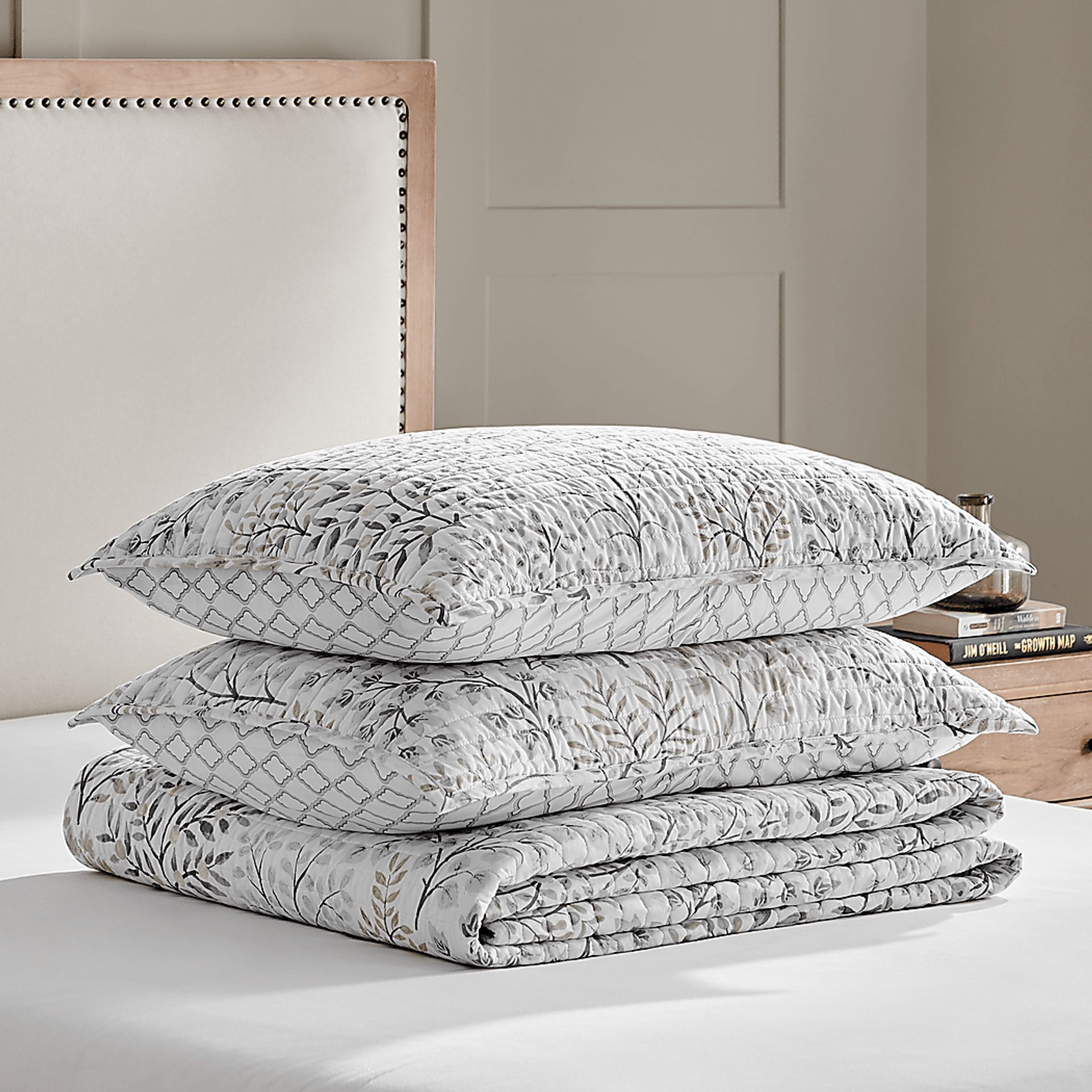 Nomalu White 2 Pc Twin/Twin XL Quilt Set - Image 1