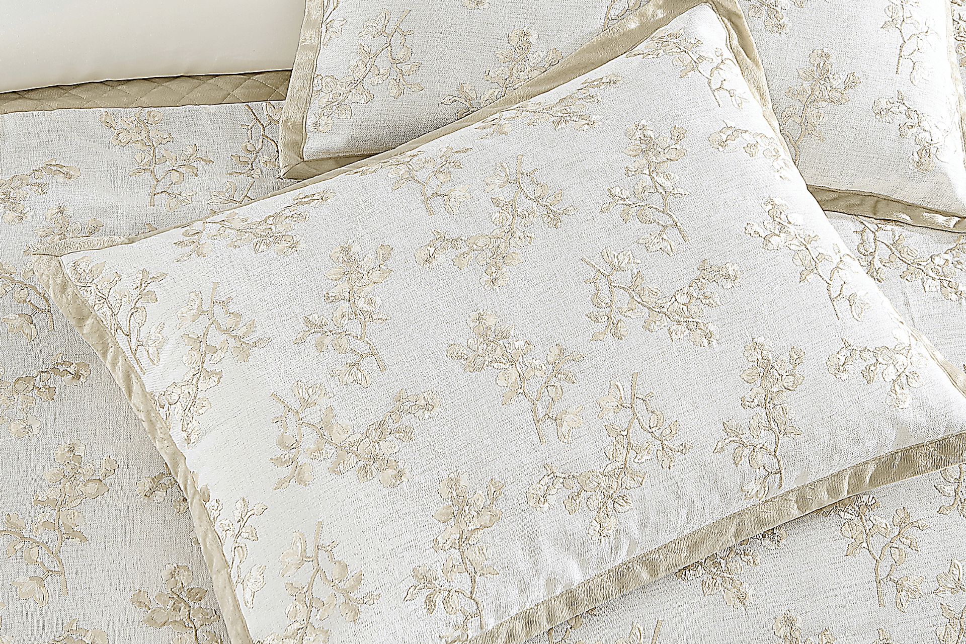 Northnup White 10 Pc King Comforter Set - Image 4