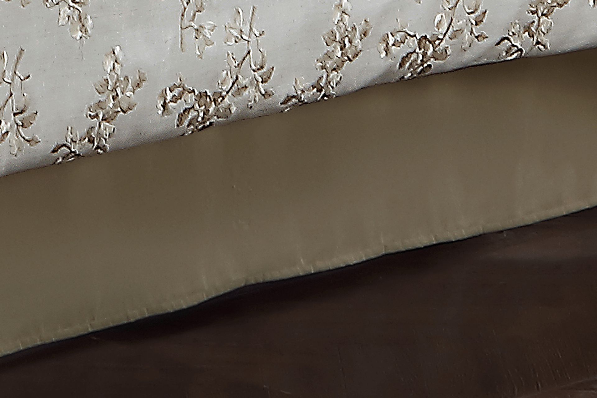 Northnup White 10 Pc King Comforter Set - Image 7