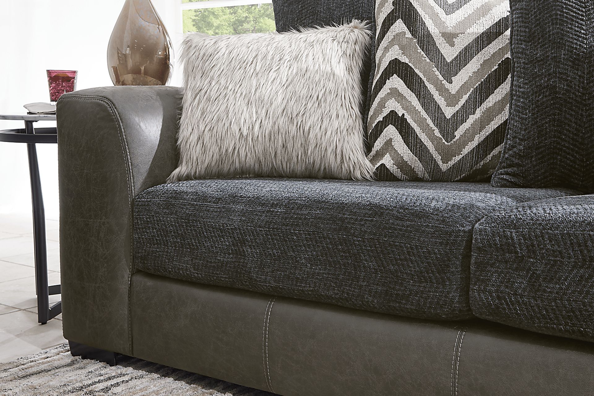 Novelia Black 6 Pc Sectional Living Room - Image 4