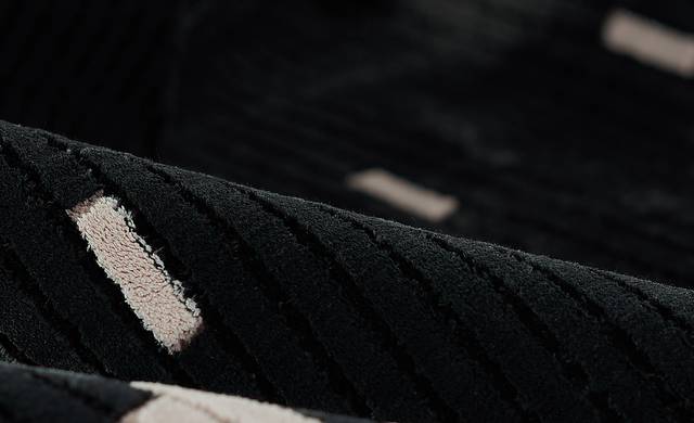 Novo Black 3'11 x 5'7 Rug - Thumbnail - Image 11