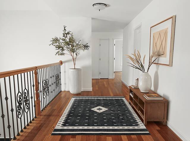 Novo Black 3'11 x 5'7 Rug - Thumbnail - Image 4