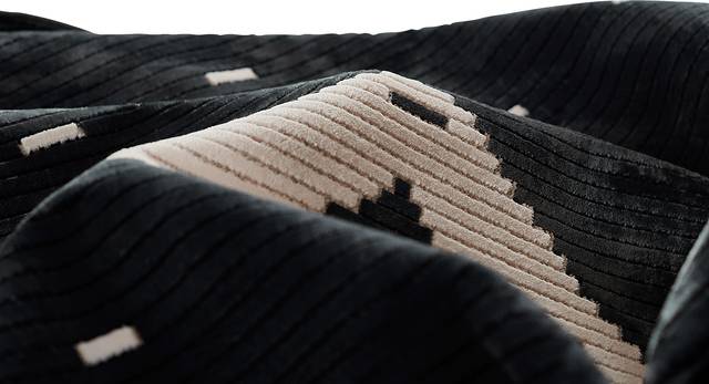 Novo Black 3'11 x 5'7 Rug - Thumbnail - Image 8