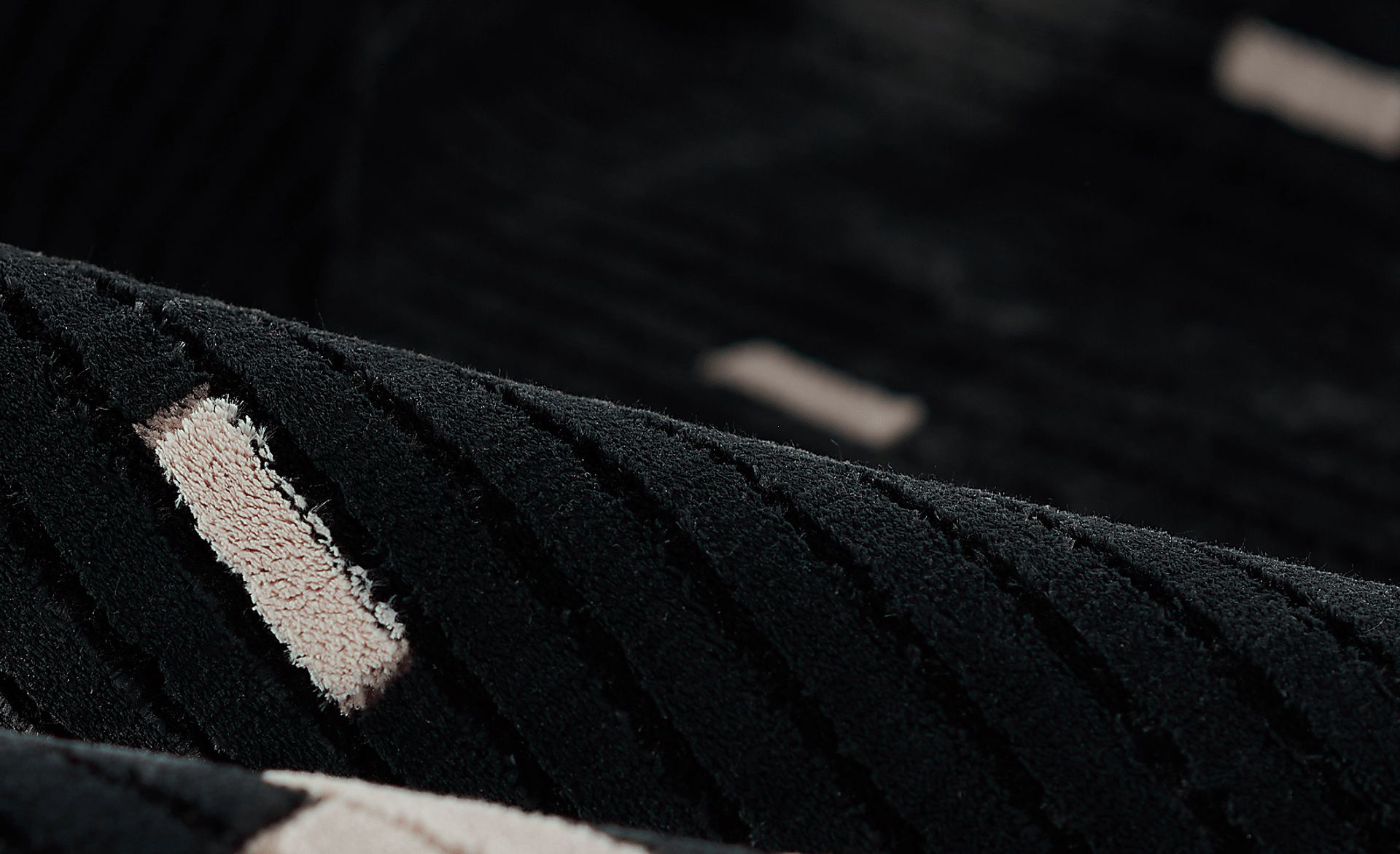 Novo Black 5'3 x 7'6 Rug - Image 11