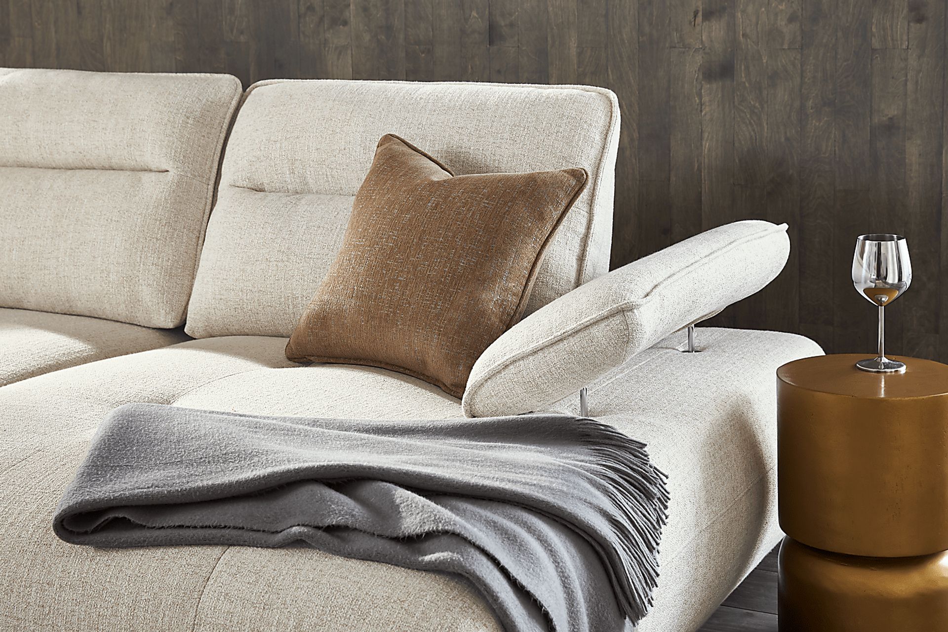 Olympia Linen 7 Pc Sectional with Audio - Image 9