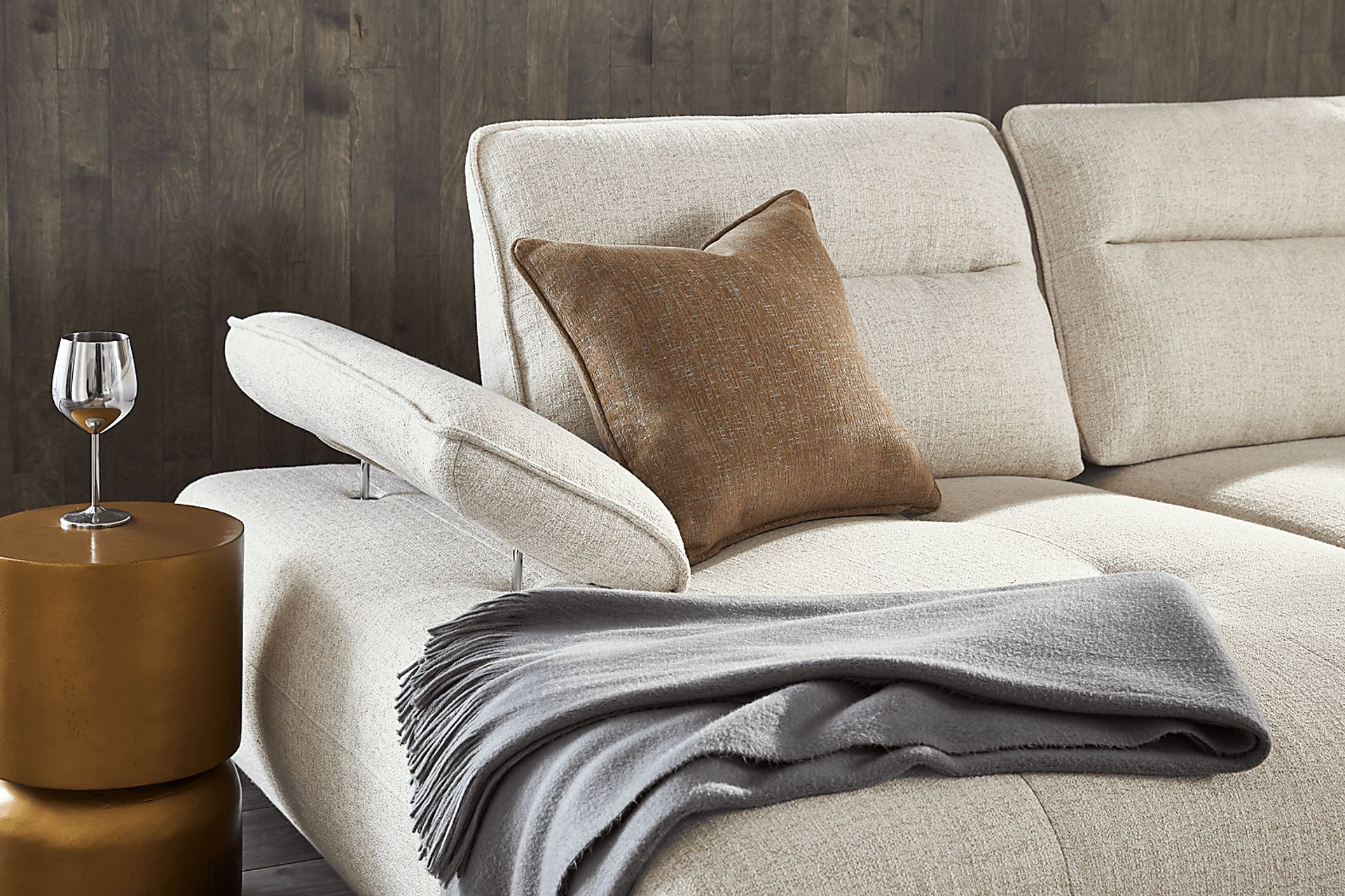 Olympia Linen 7 Pc Sectional with Audio - Image 5