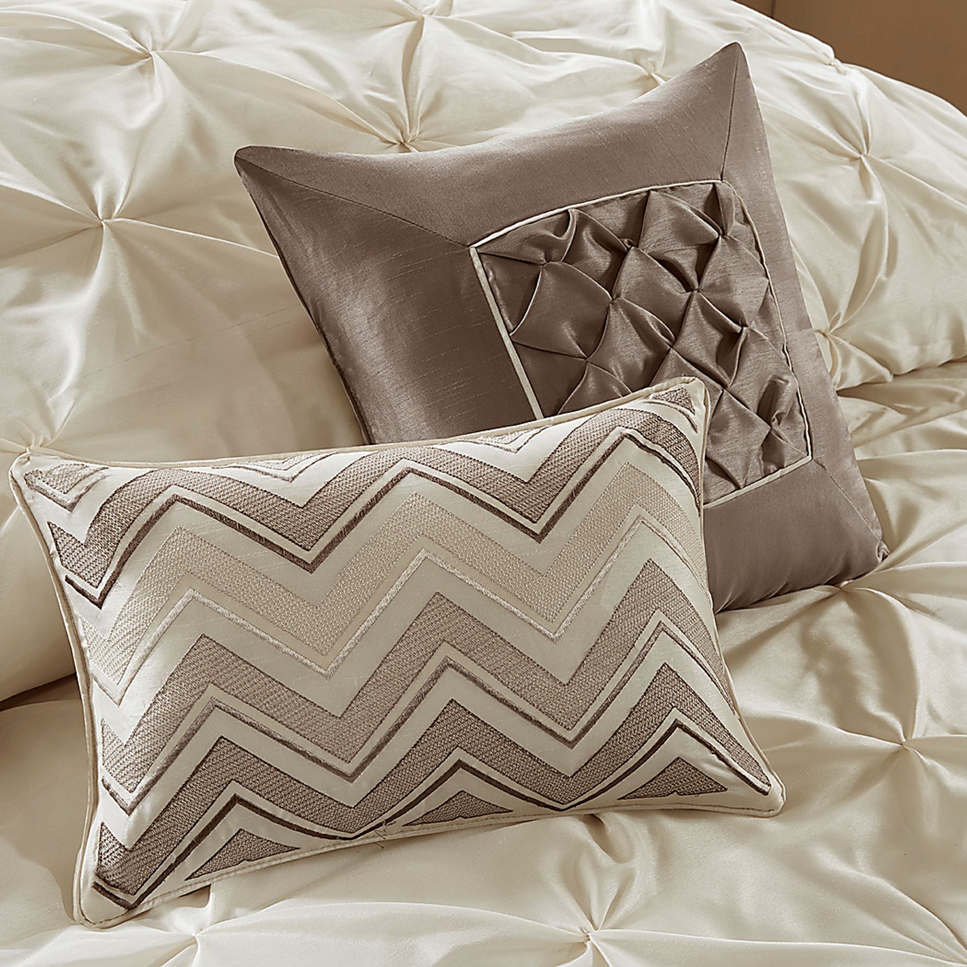 Opelusas Ivory 24 Pc King Bedding Set - Image 4