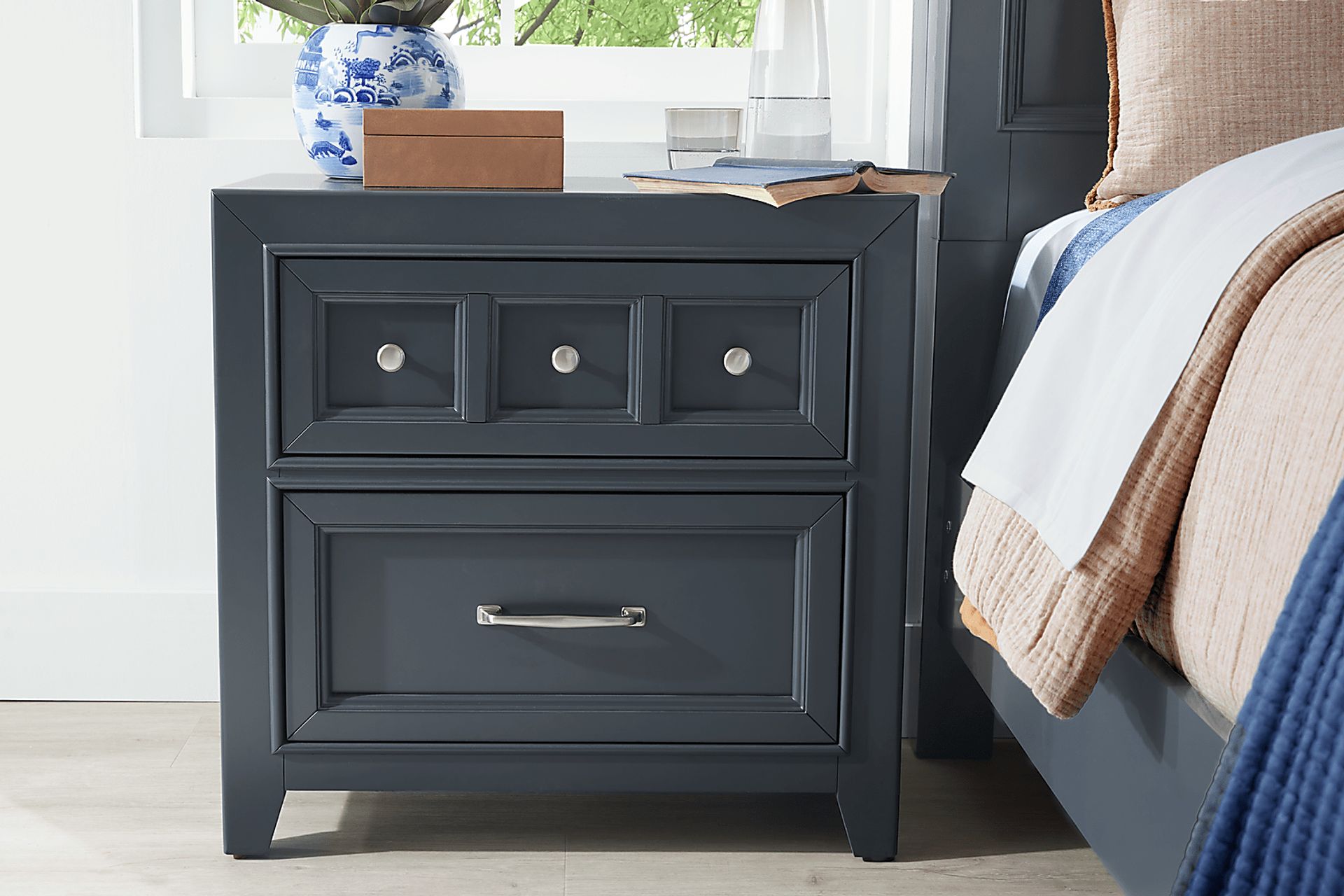 Owings Mill Graphite 7 Pc Queen Panel Bedroom - Image 15