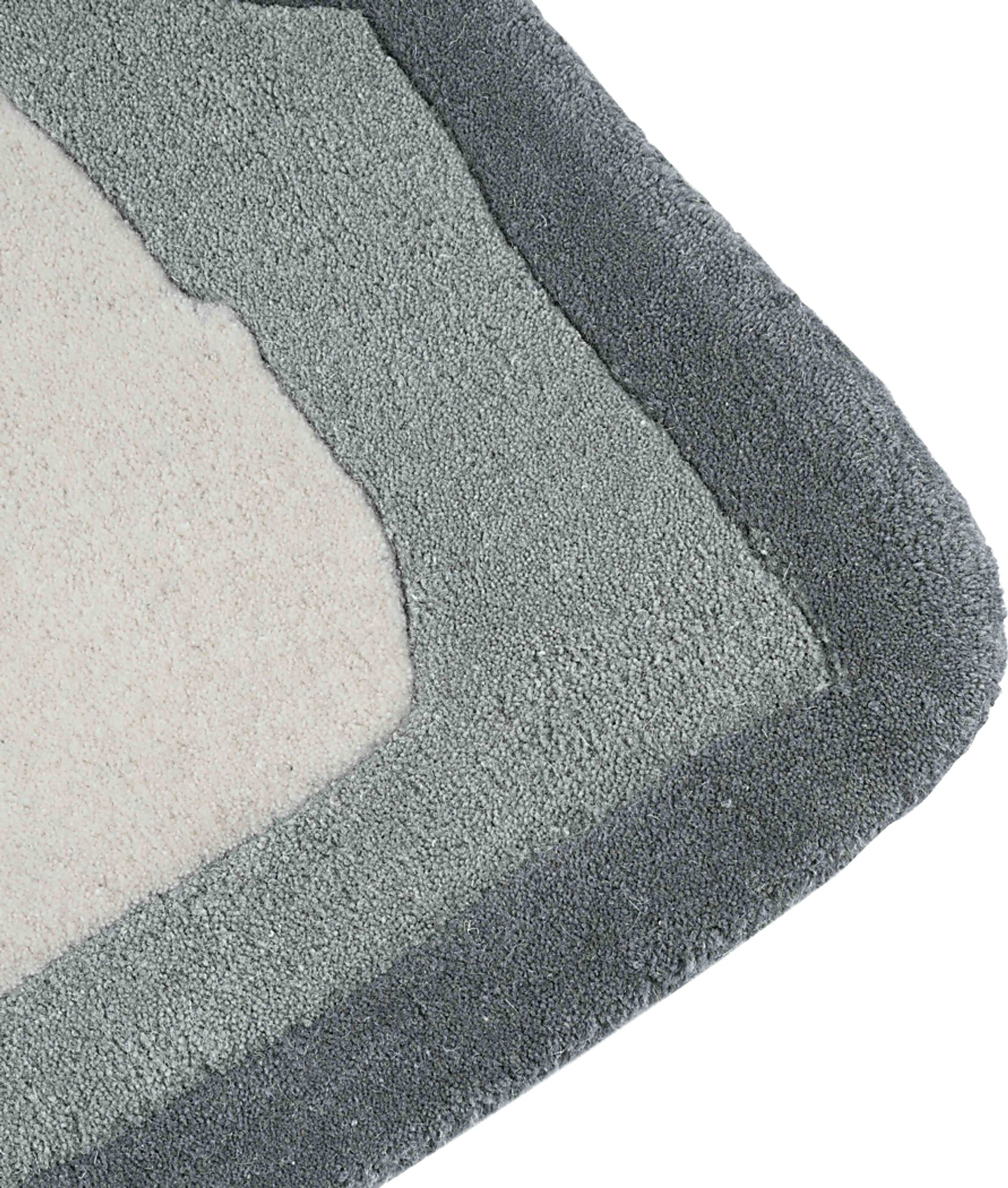 Petalshine Gray 5' x 7' Rug - Image 3