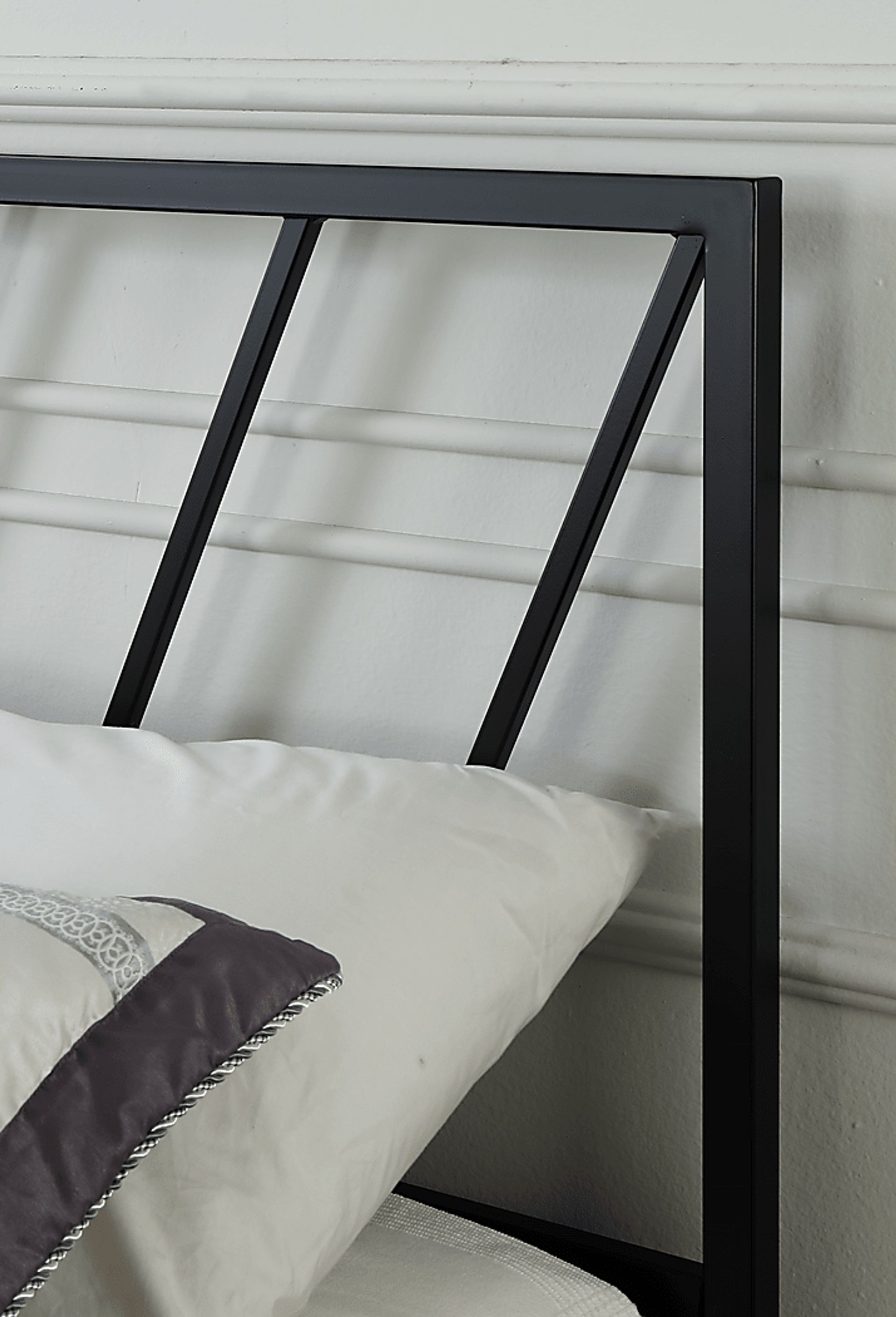 Primmwood Black Queen Bed - Image 4