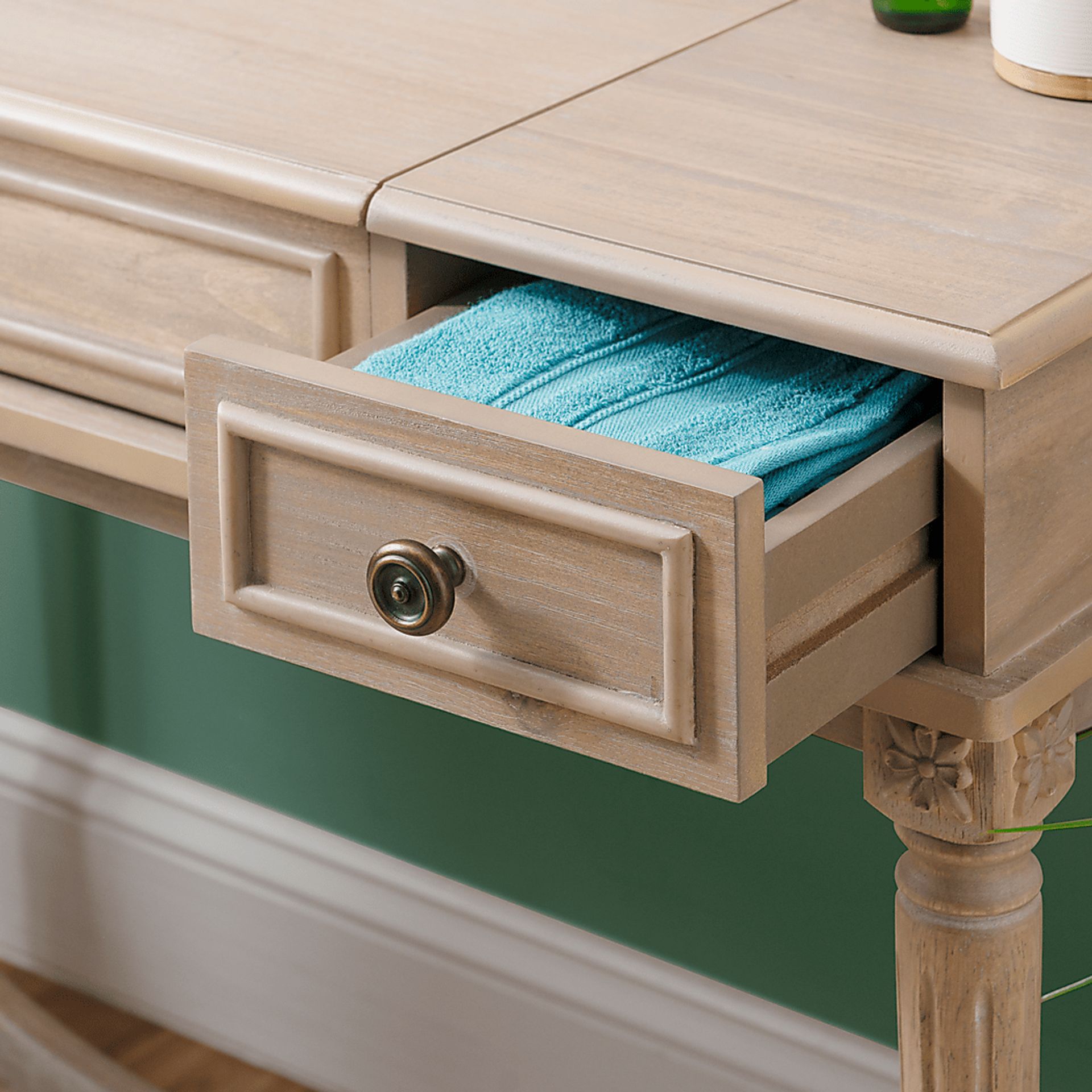 Quackenboss Brown Vanity Set - Image 5