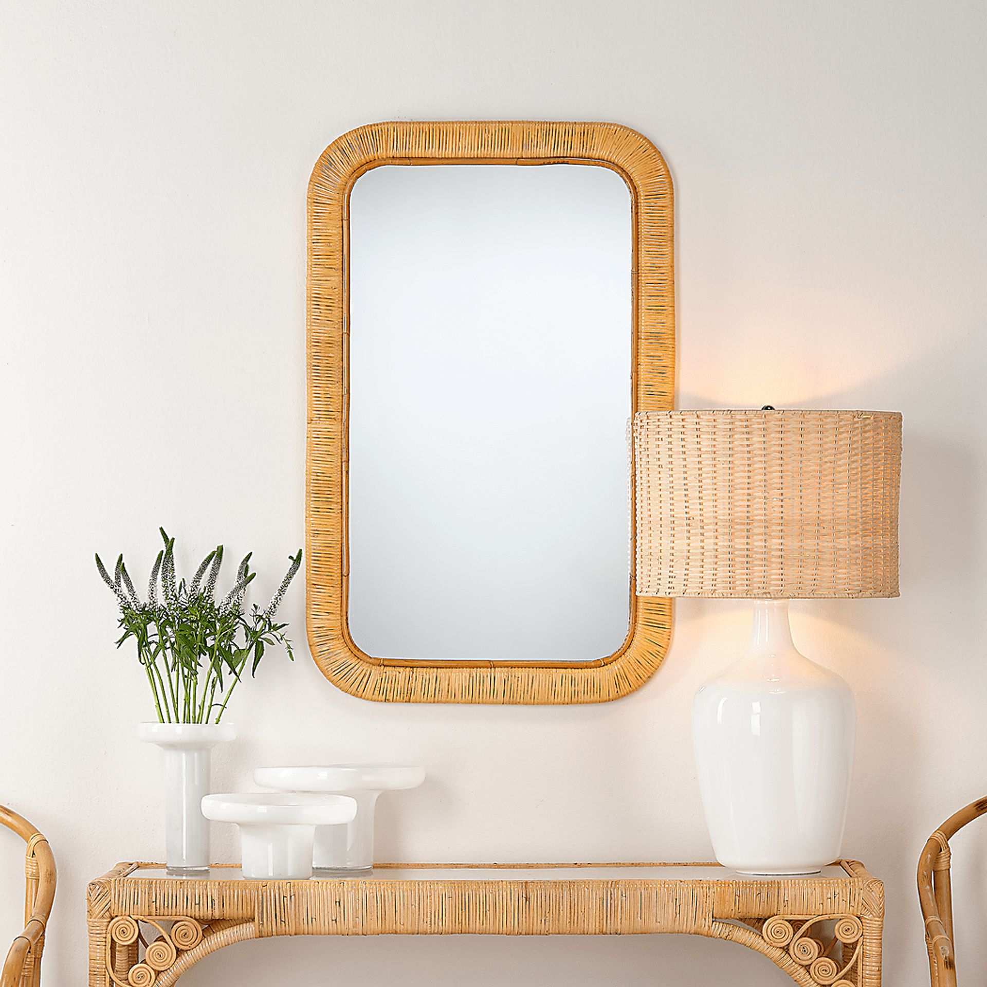 Quaga Cove White Lamp - Image 3