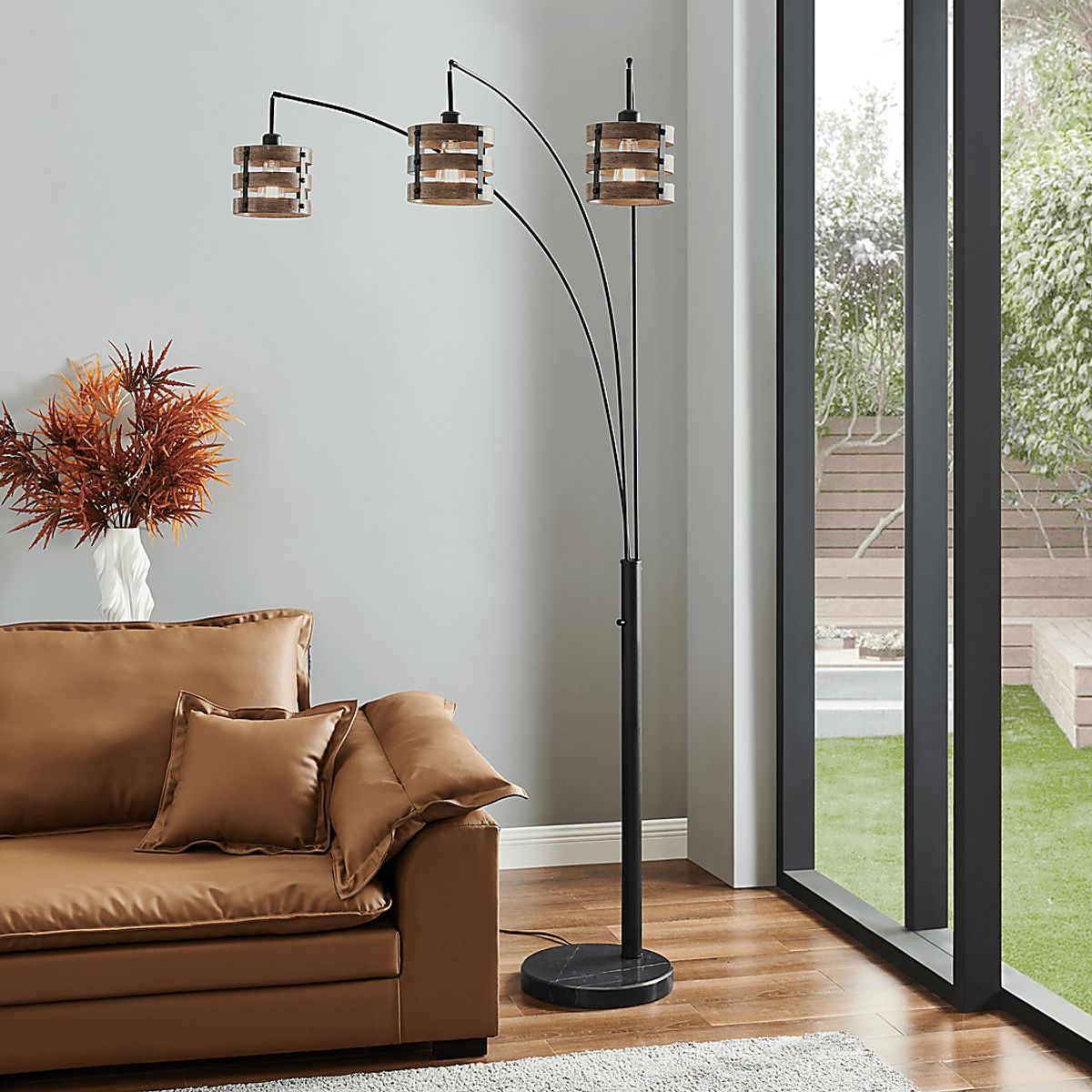 Quaylo Cove Black Floor Lamp | Rooms to Go