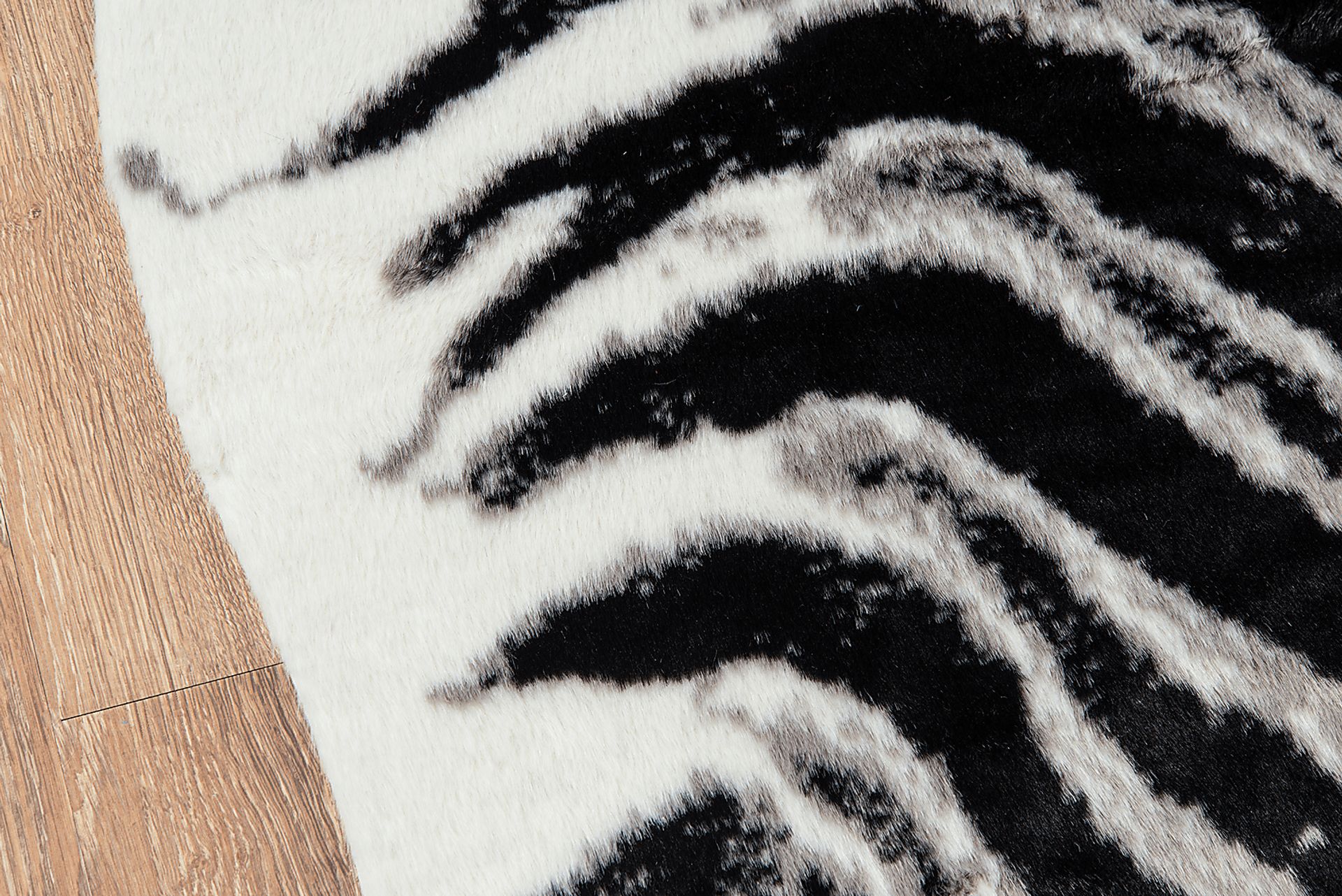 Ragny Black 5'3 x 7'10 Rug - Image 4