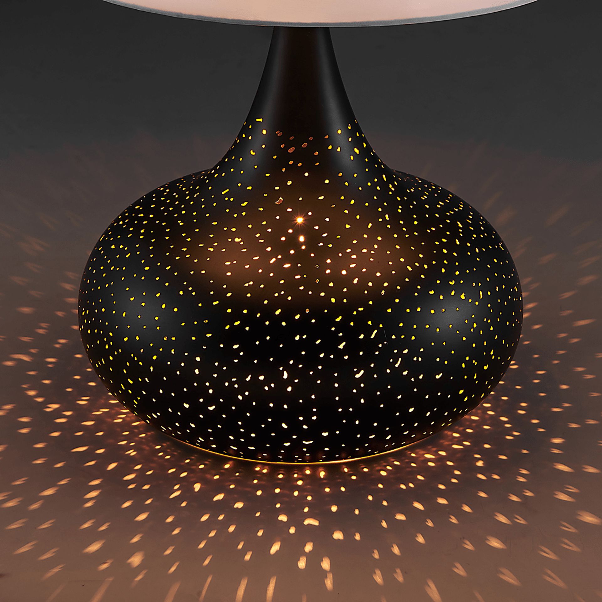 Ralkell Land Black Lamp - Image 3