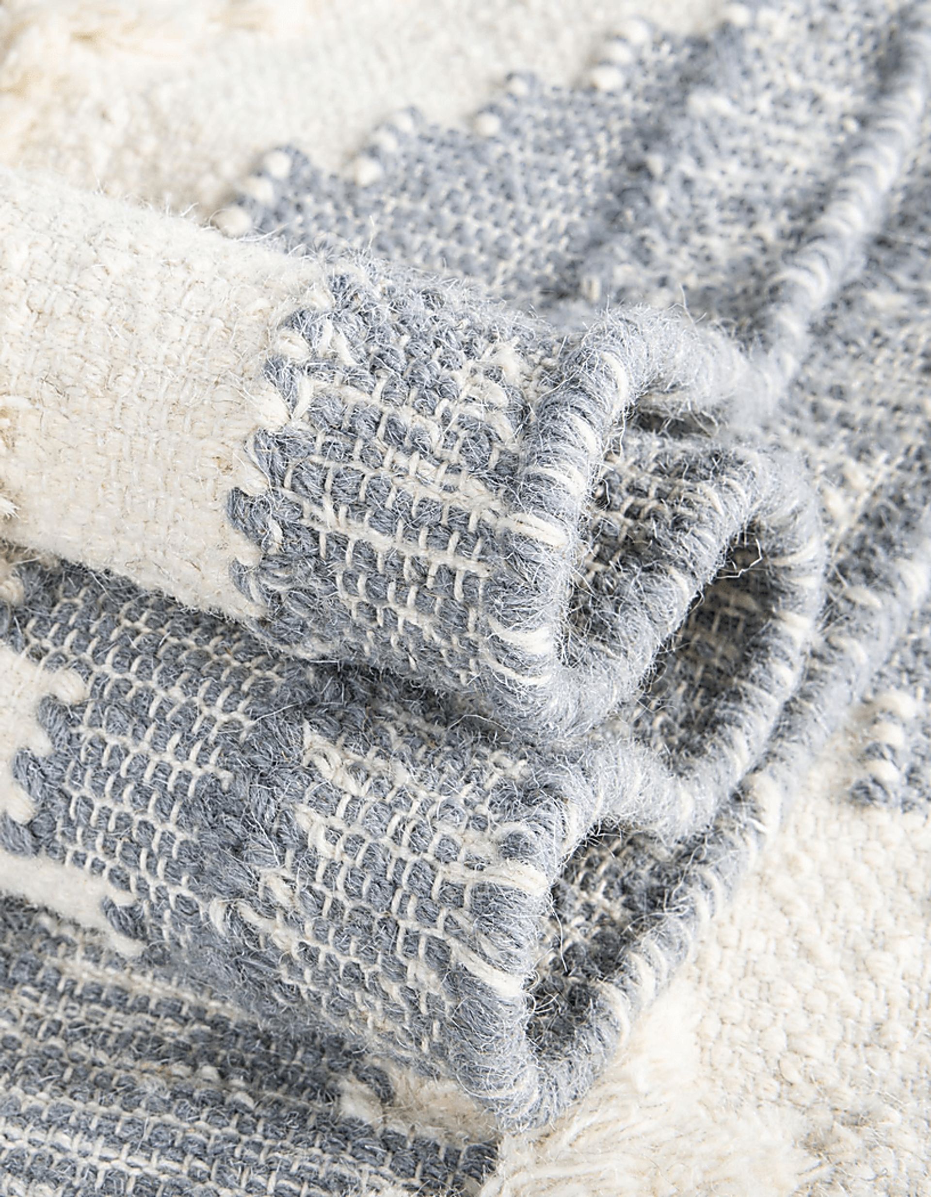 Rosea Gray 5'1 x 8' Rug - Image 4