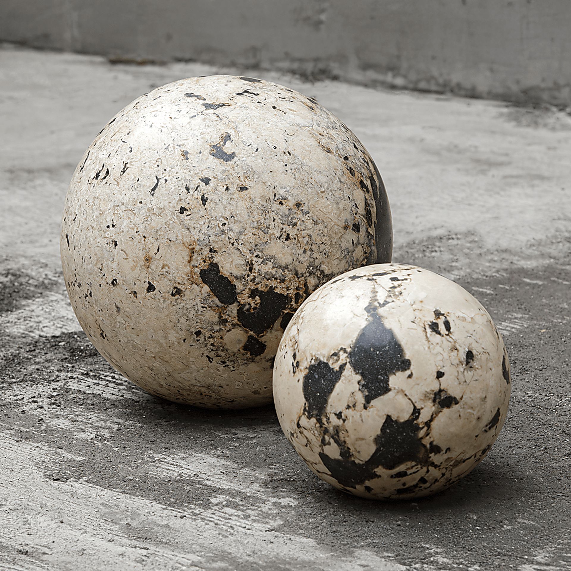 Saaldi White Indoor/Outdoor Sculpture, Set of 2 - Image 3