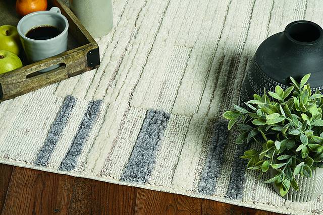 Salissea Gray 5'3 x 7'7 Rug - Thumbnail - Image 2