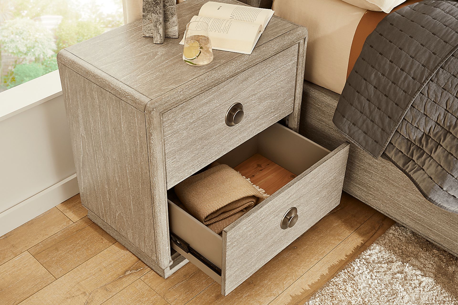 Santa Clarita Light Gray 7 Pc Queen Upholstered Bedroom - Image 10