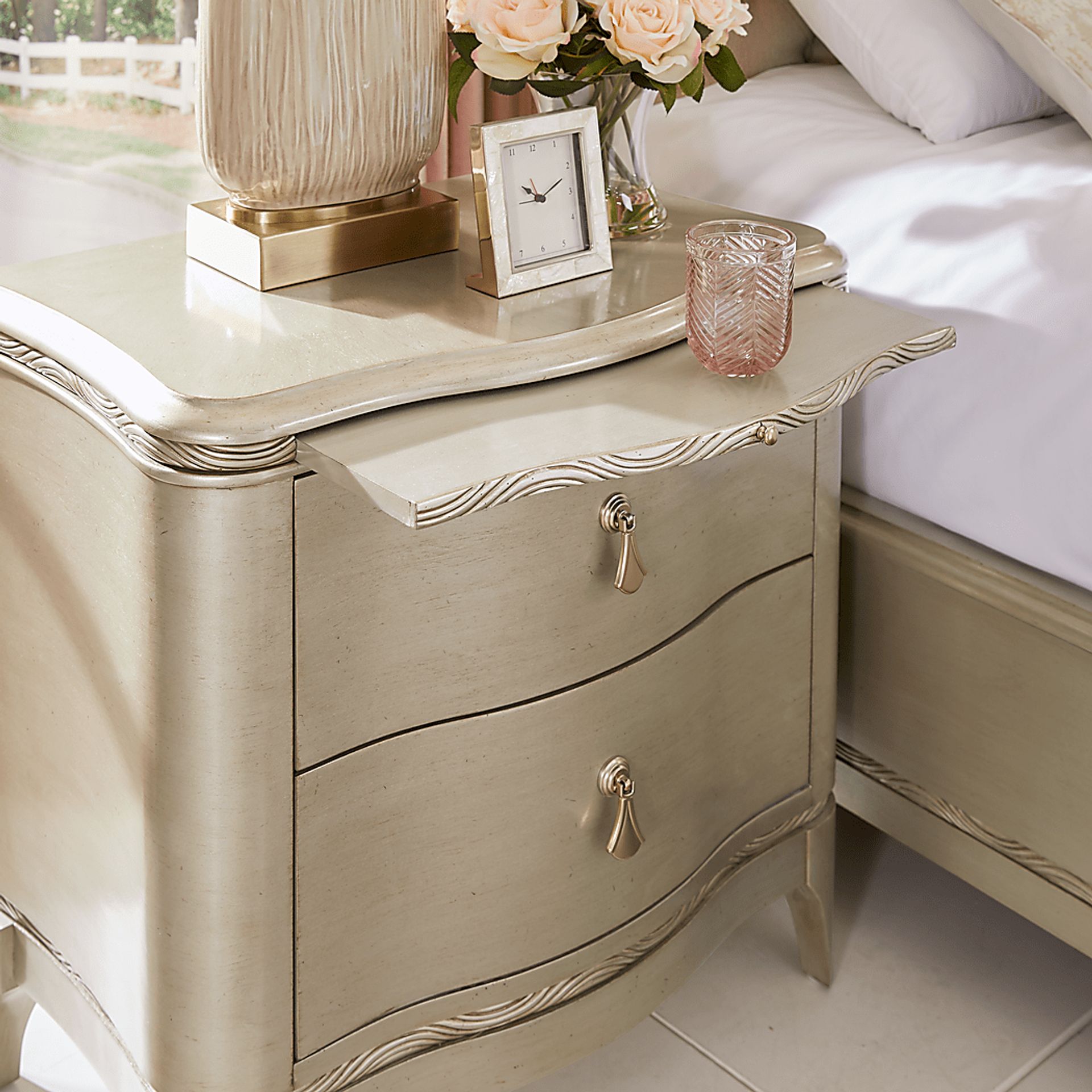 La Reina Silver 7 Pc Queen Upholstered Bedroom - Image 7