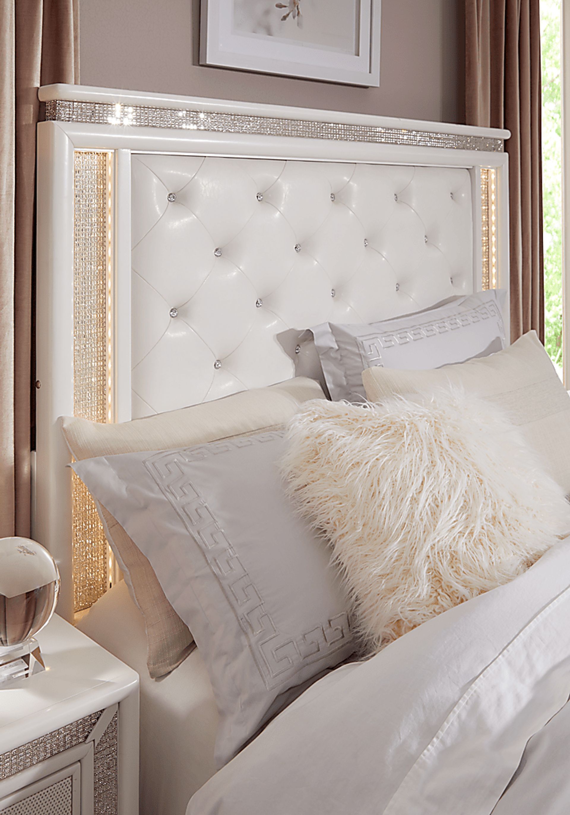 Vegas White 5 Pc King Panel Bedroom - Image 4
