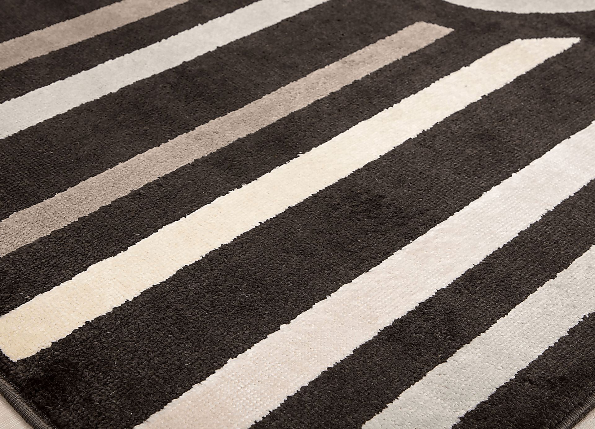 Solyna Brown 5' x 7' Rug - Image 5