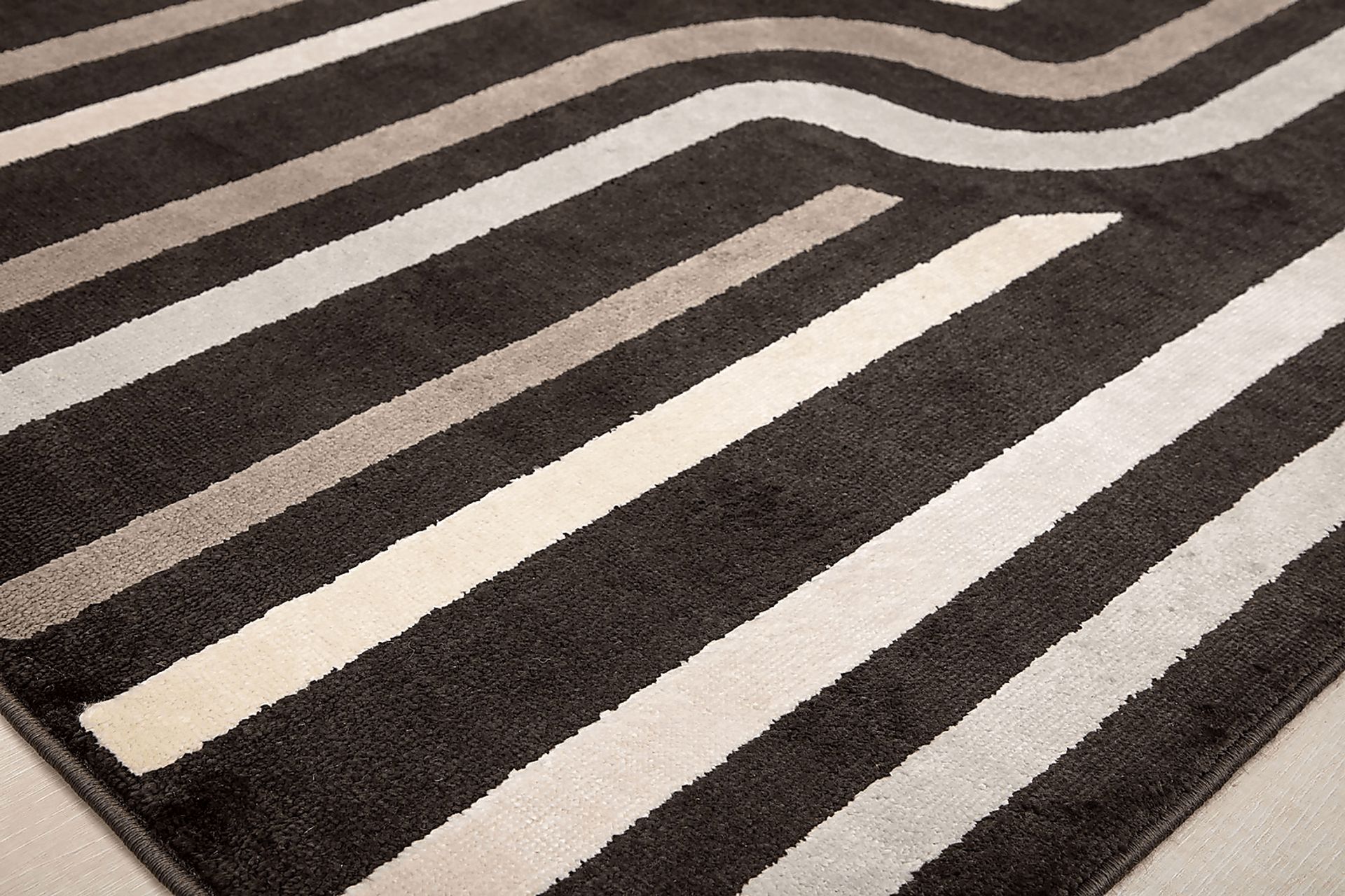 Solyna Brown 5' x 7' Rug - Image 6