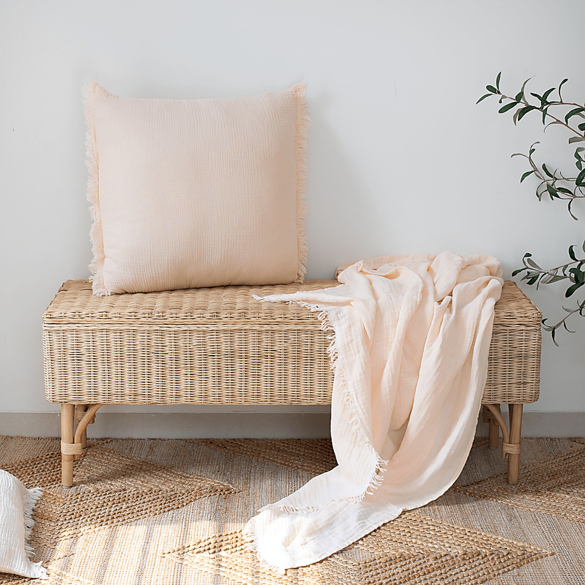 Soulis Pink Throw Blanket - Image 2