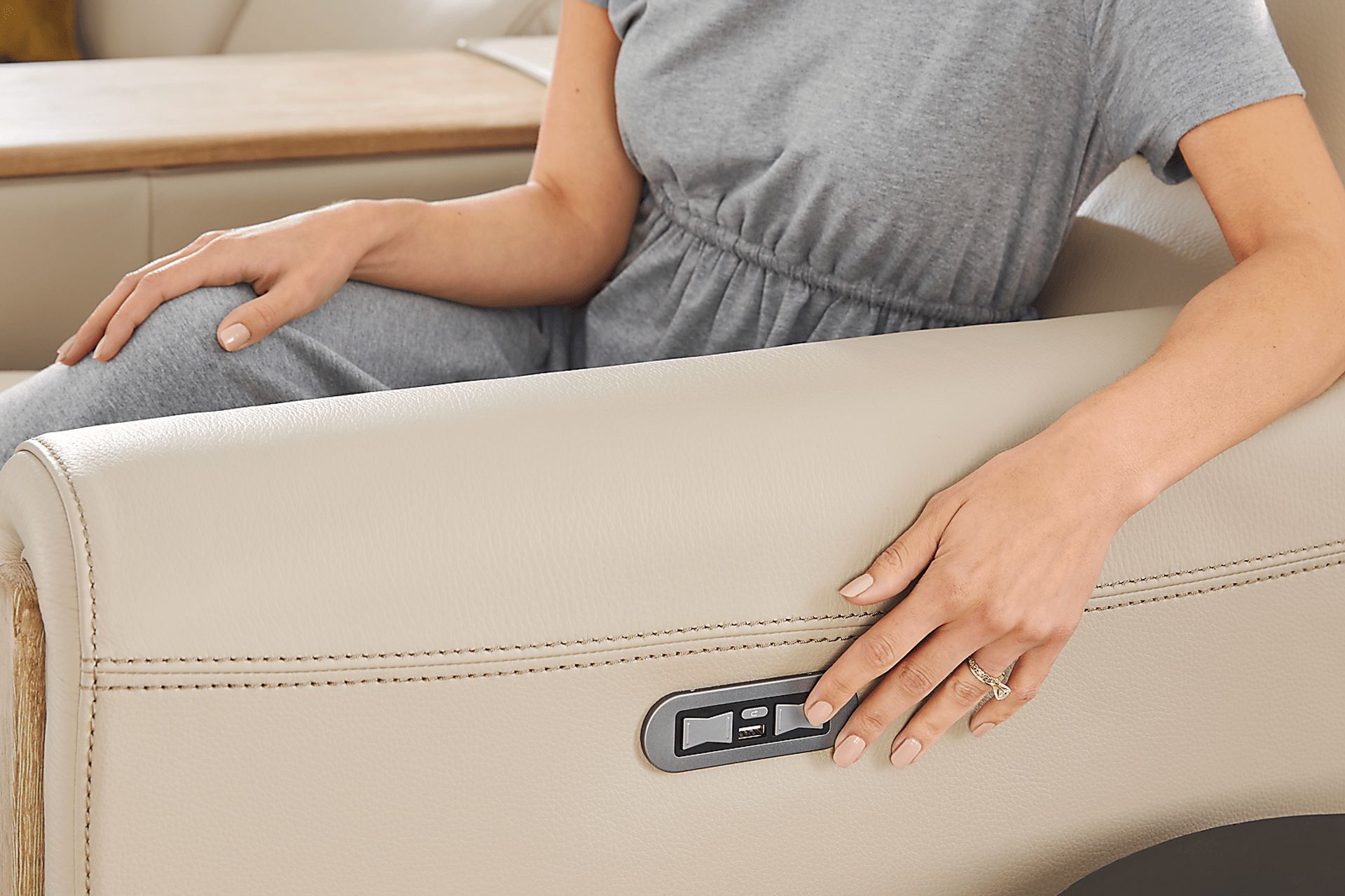 Stefano Taupe Leather 7 Pc Dual Power Reclining Sectional - Image 6