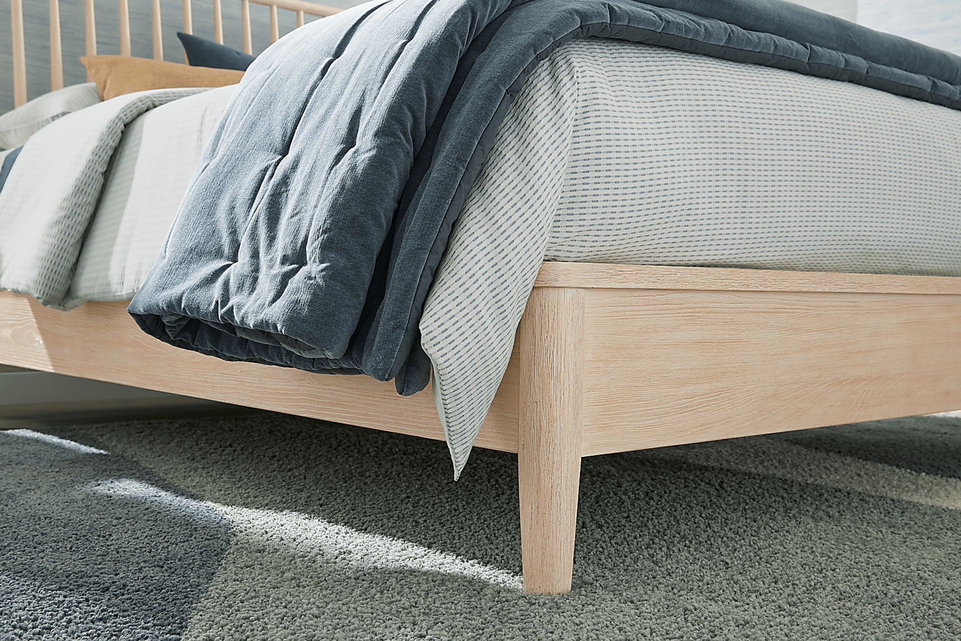 Sterling Grove White 3 Pc Queen Spindle Bed - Image 3