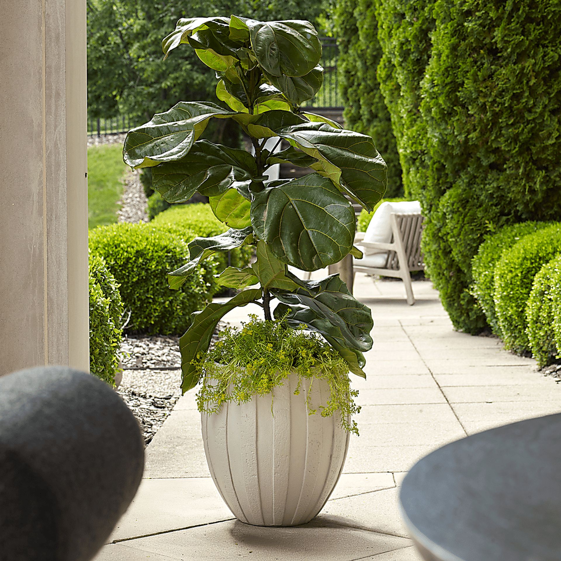 Tirsu White Outdoor Planter - Image 4
