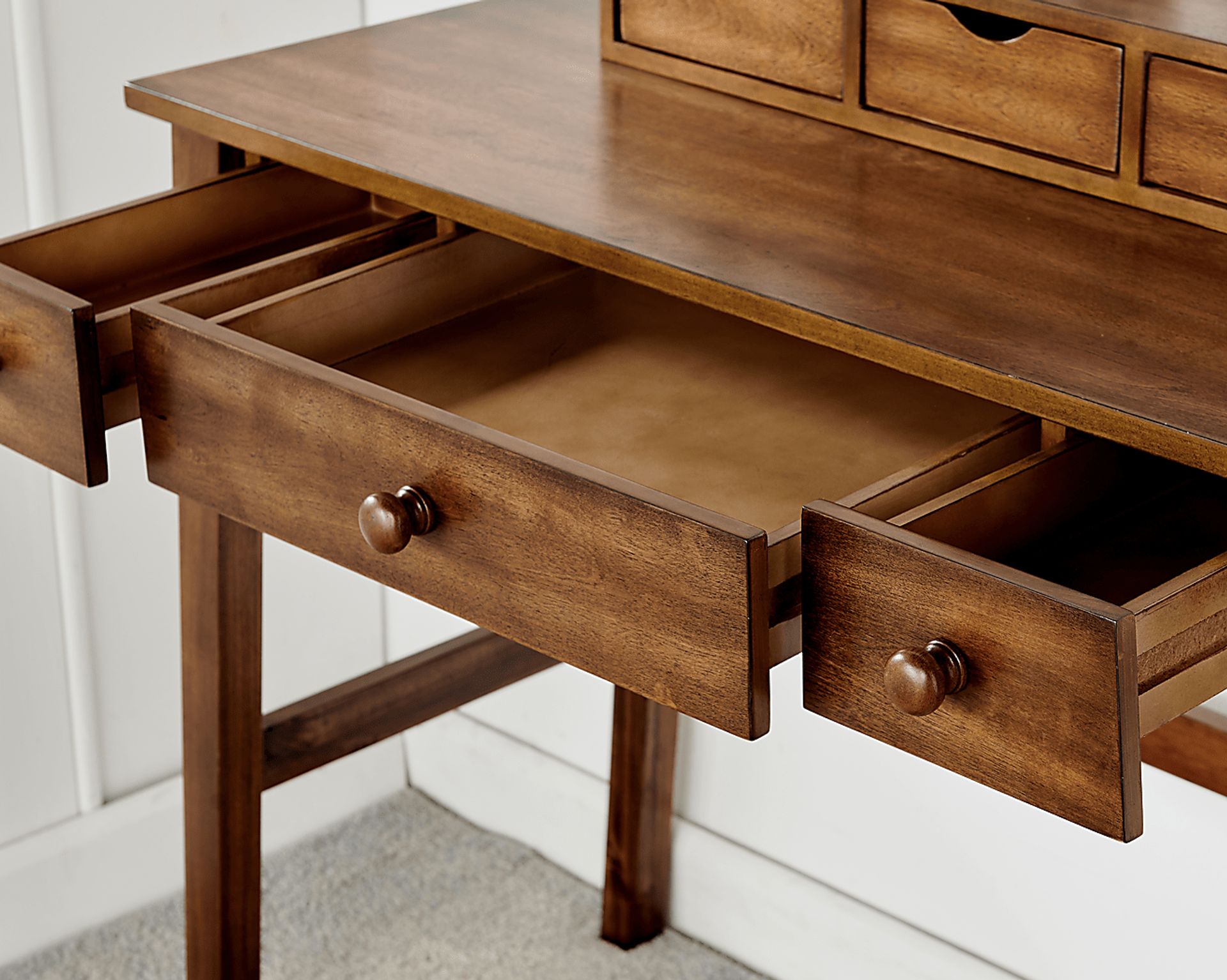 Varnum Brown Vanity Set - Image 7