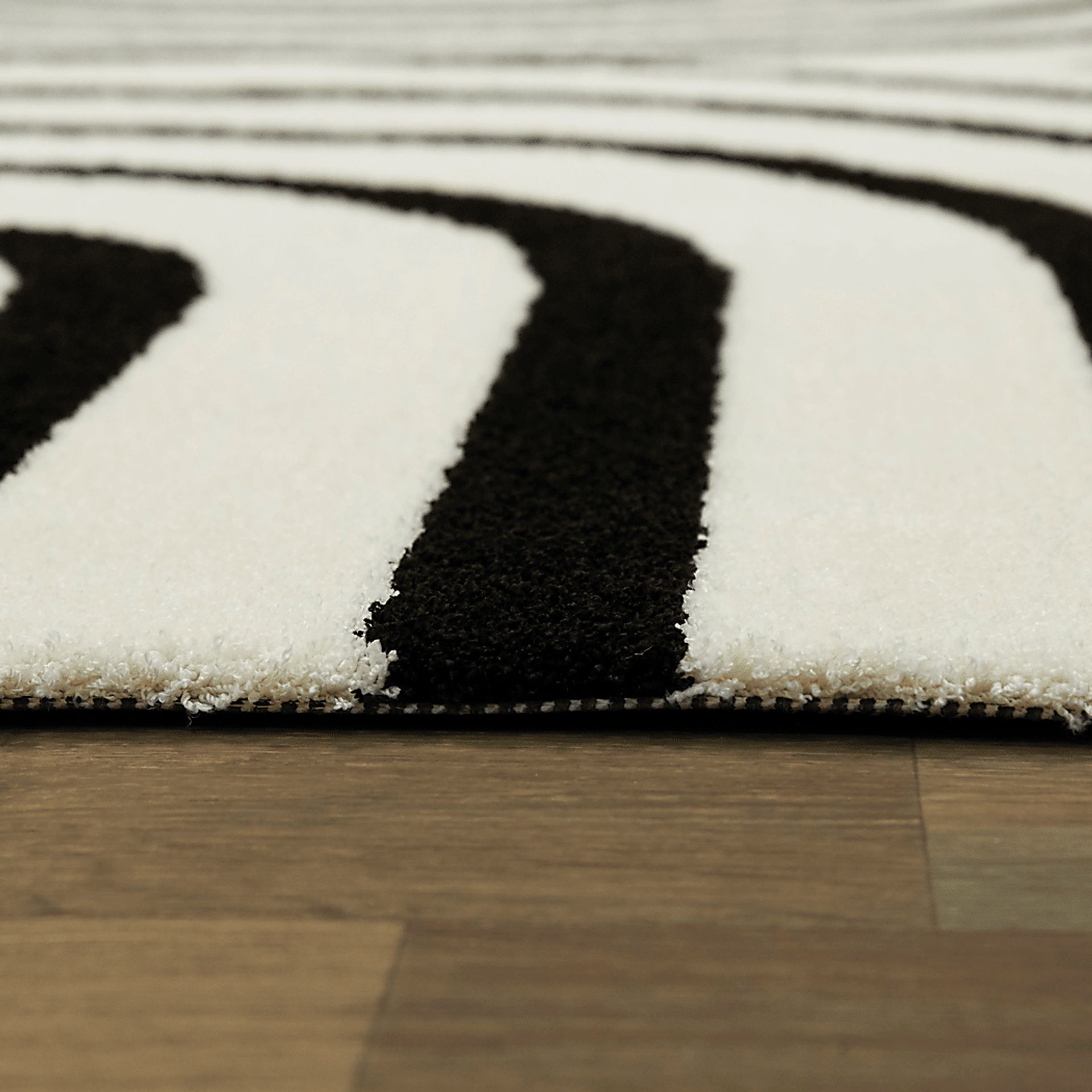 Vedand Black/White 5'3x7' Rug - Image 3