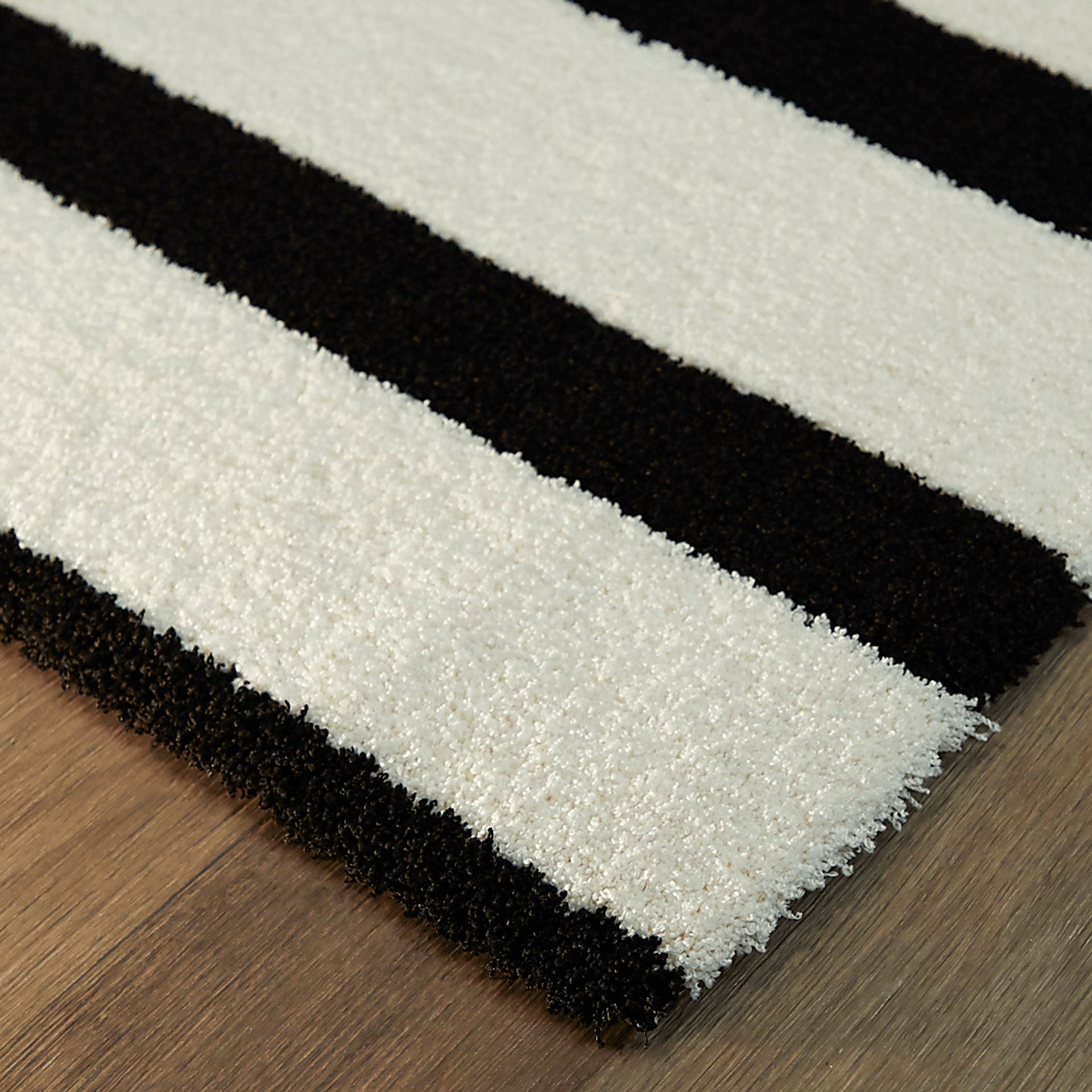 Vedand Black/White 5'3x7' Rug - Image 5
