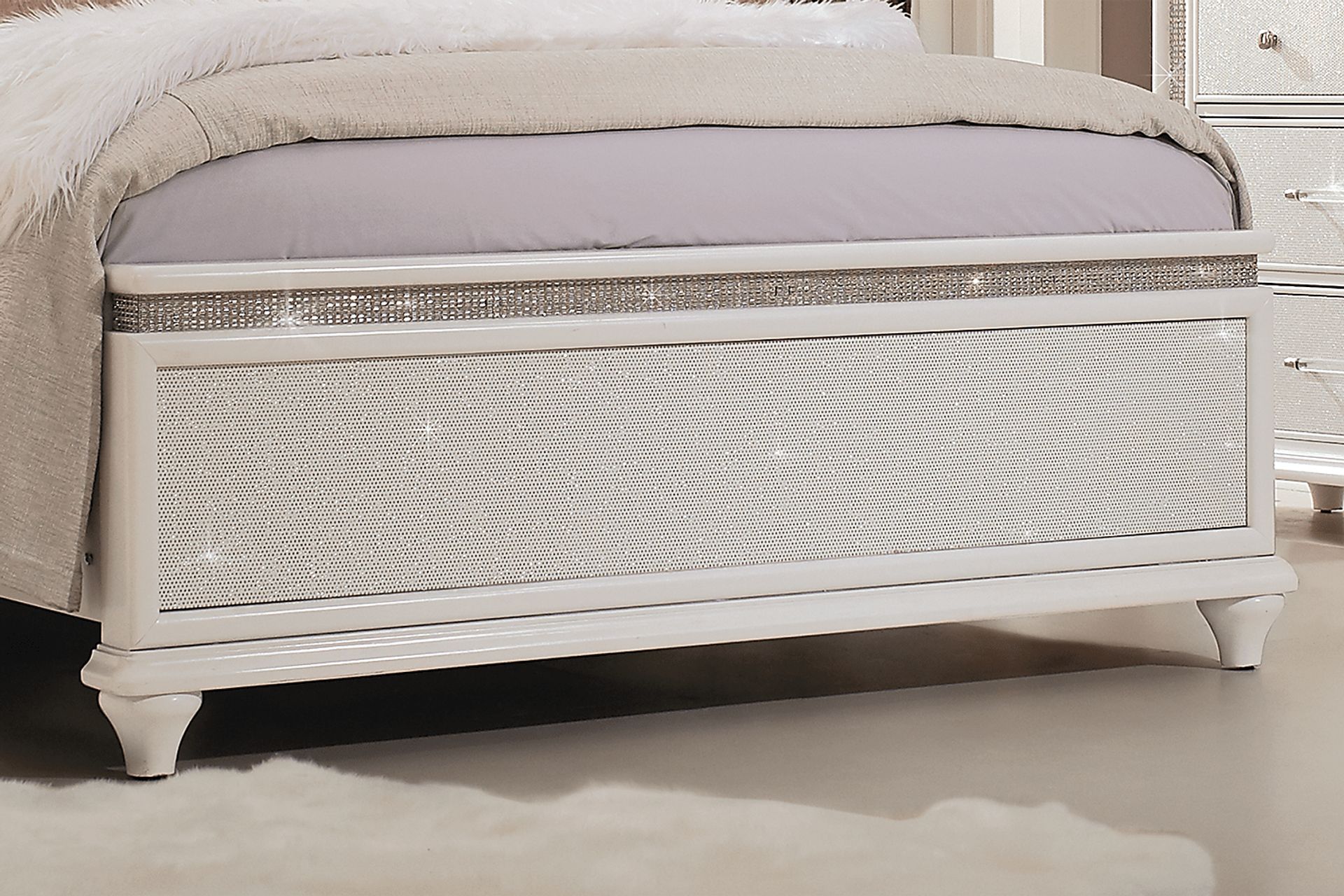 Vegas White 5 Pc King Panel Bedroom - Image 5