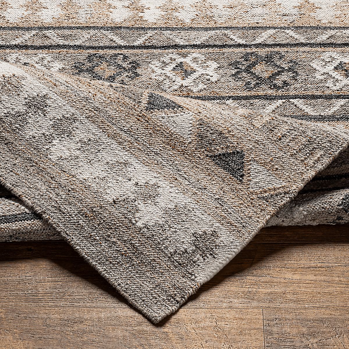 Venango Brown Rug | Rooms to Go