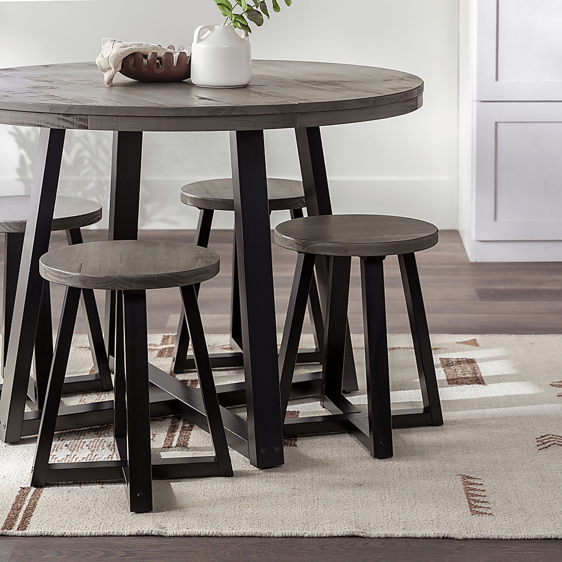 Verdenbruk Gray 5pc Dining Set - Image 4