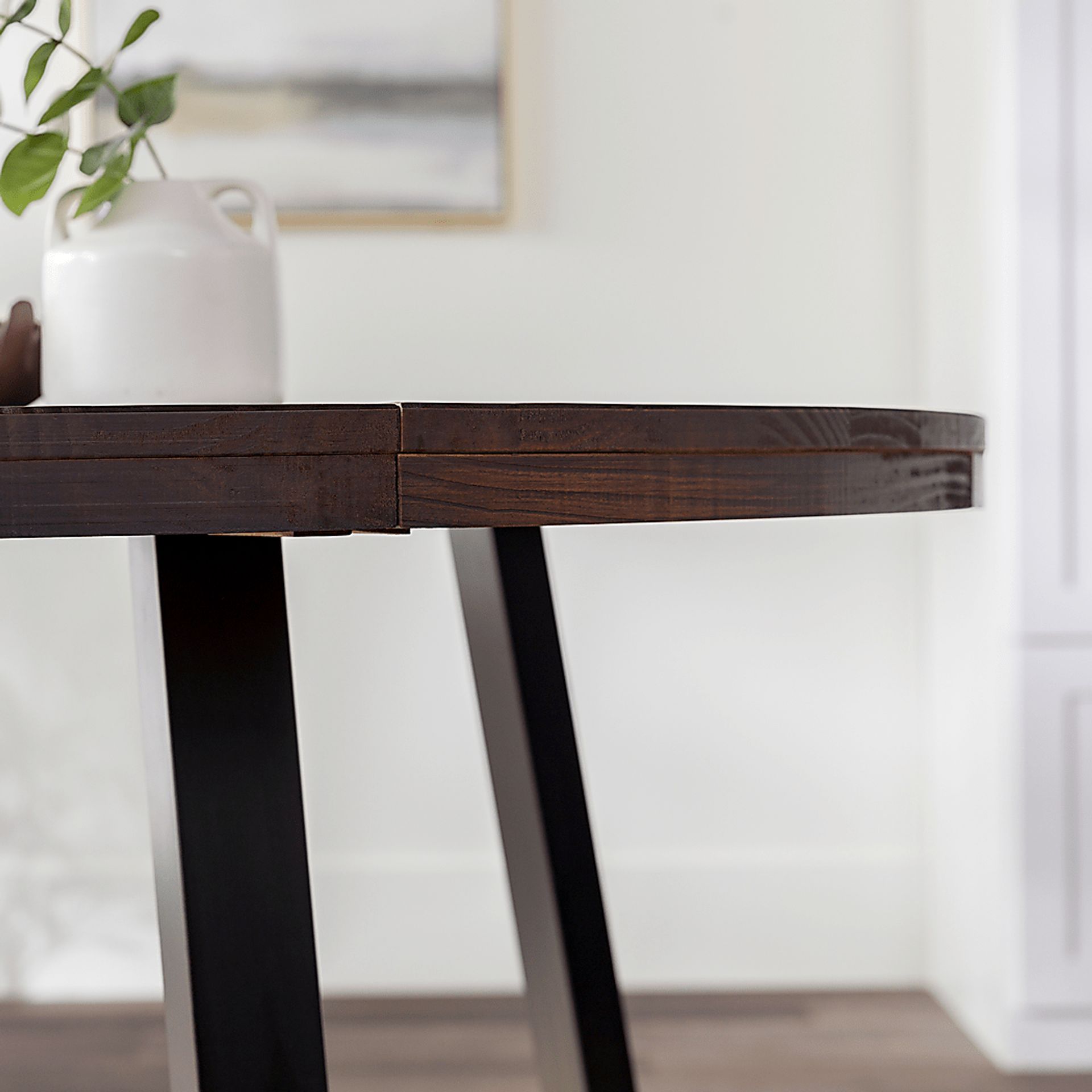 Verdenbruk Mahogany Dining Table - Image 11