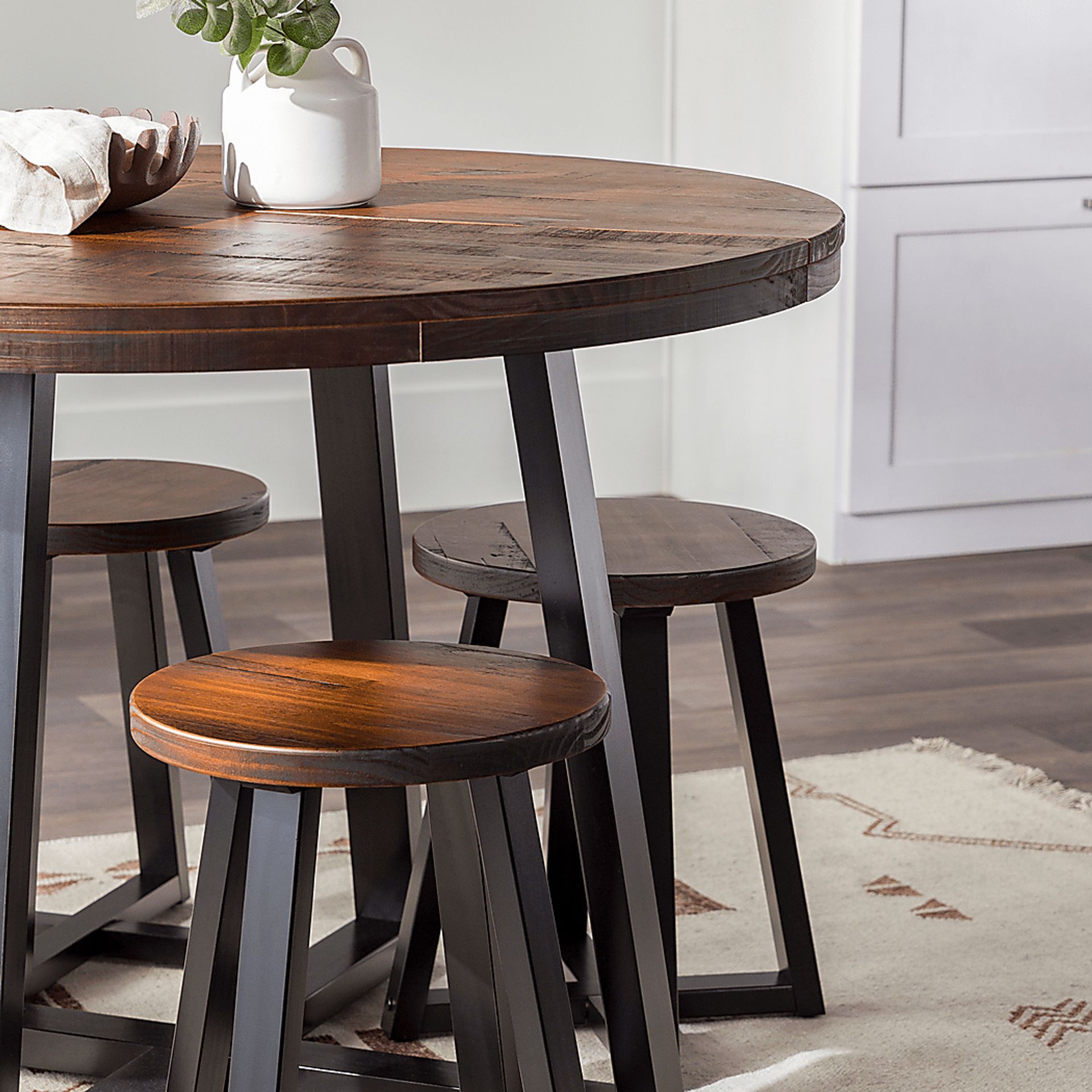 Verdenbruk Mahogany Dining Table - Image 5