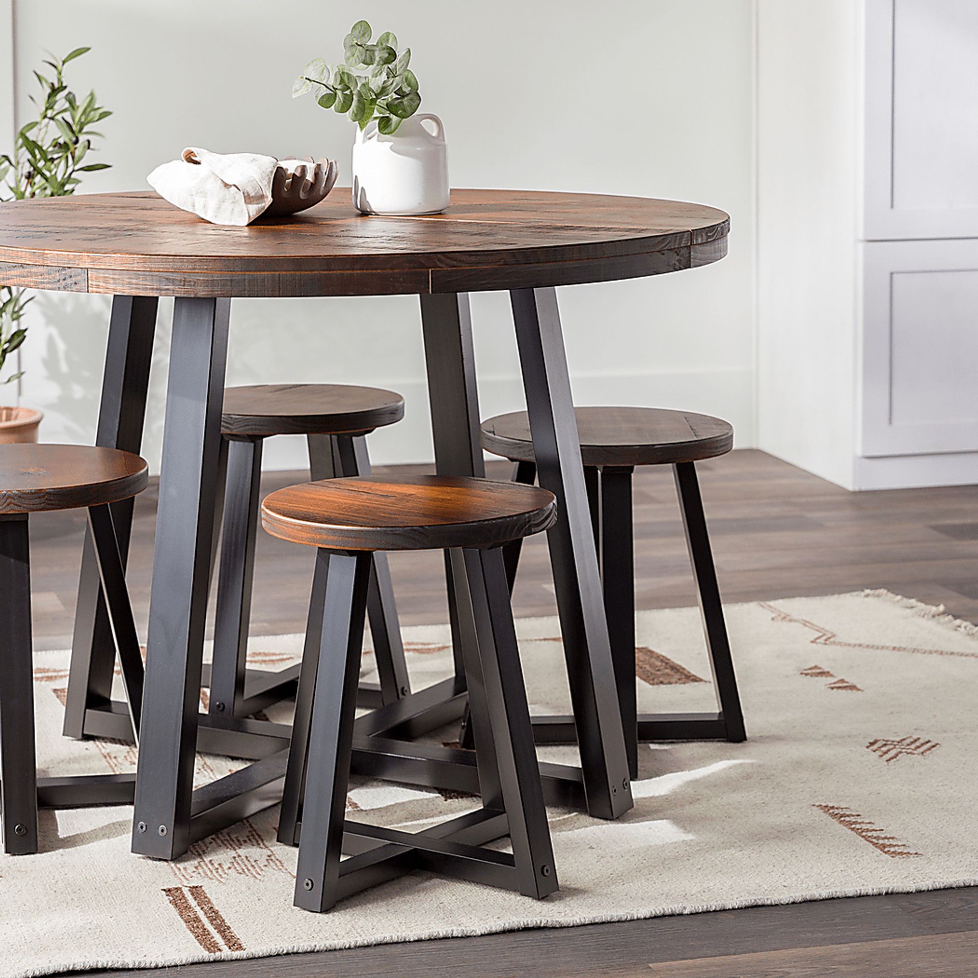 Verdenbruk Mahogany Dining Table - Image 6