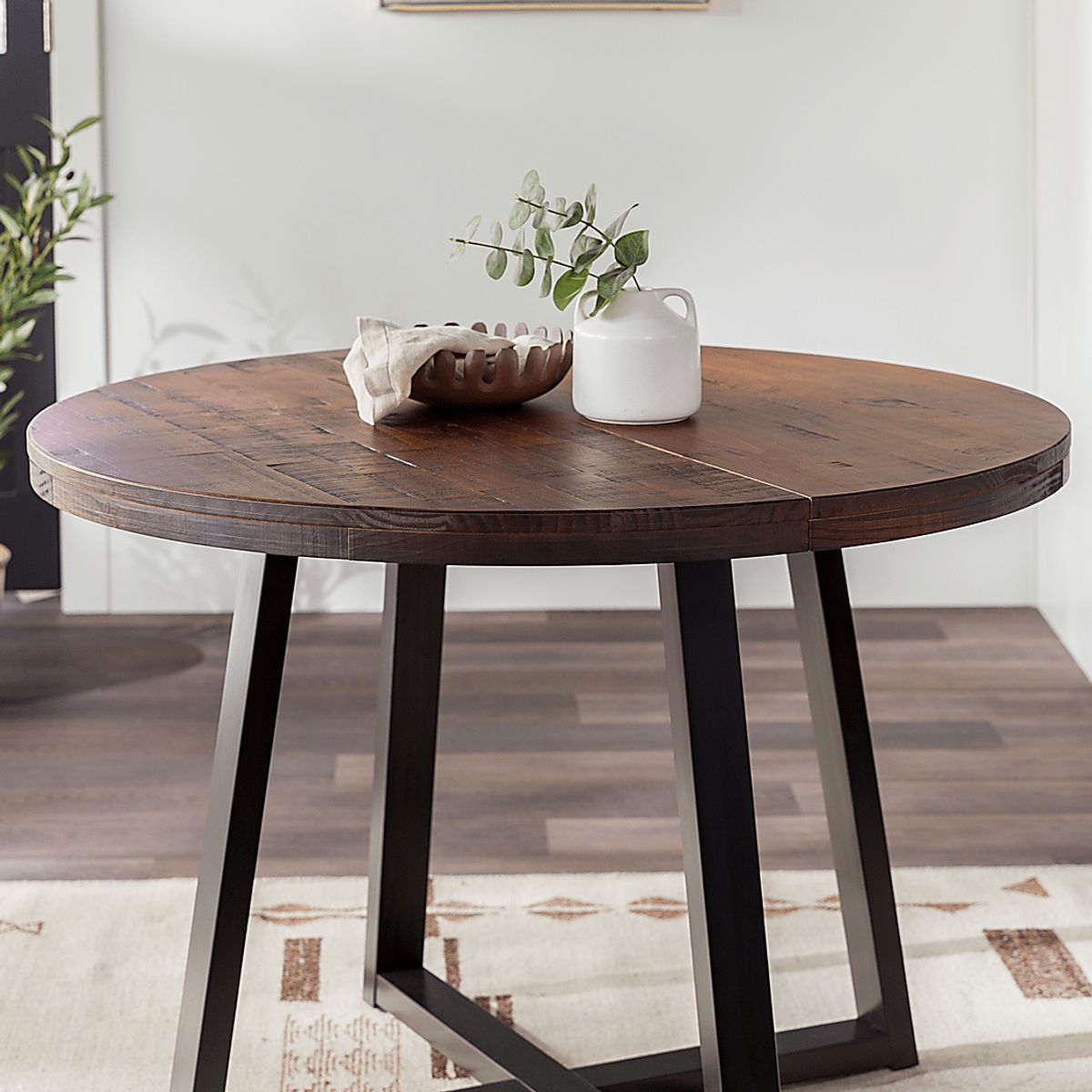 Verdenbruk Mahogany Dark Wood Dining Table | Rooms to Go