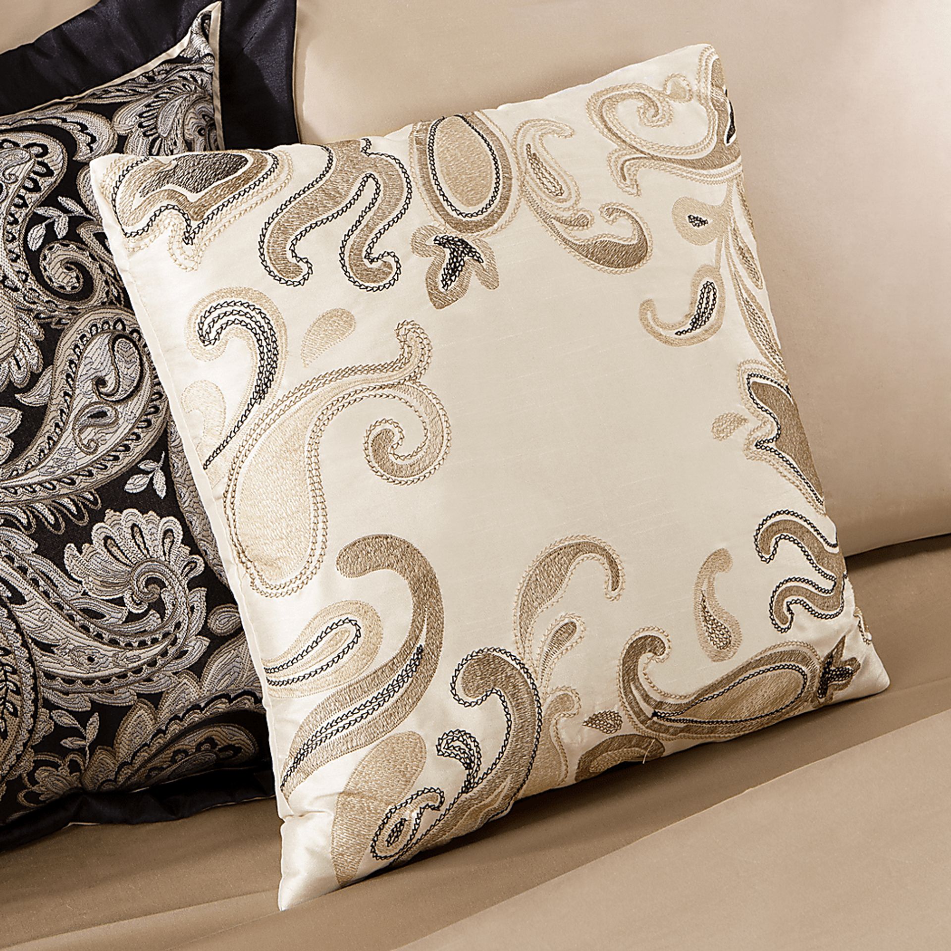 Wellesy Black 12 Pc Full Comforter Set - Image 4