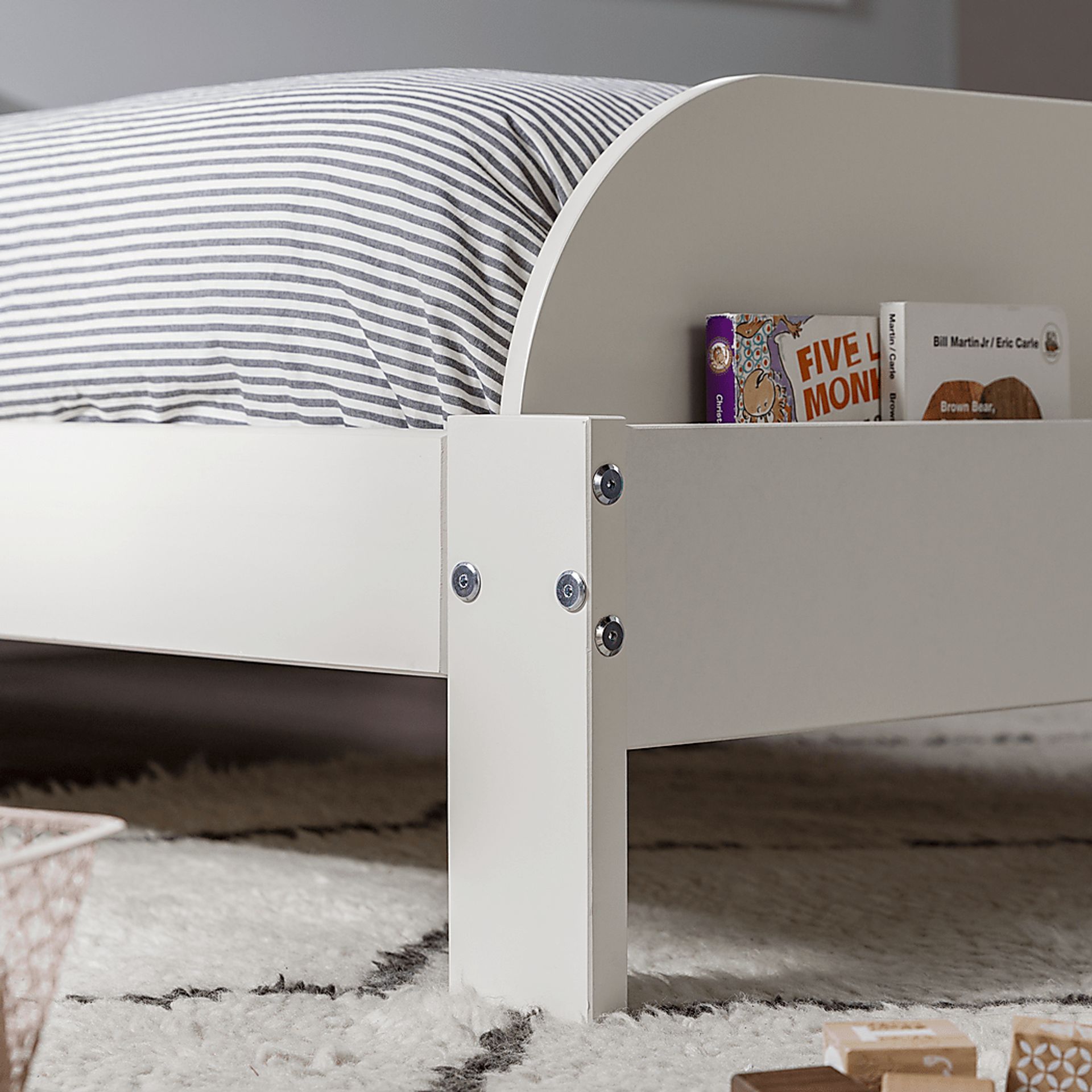 Wiebelo White Twin Bed - Image 6